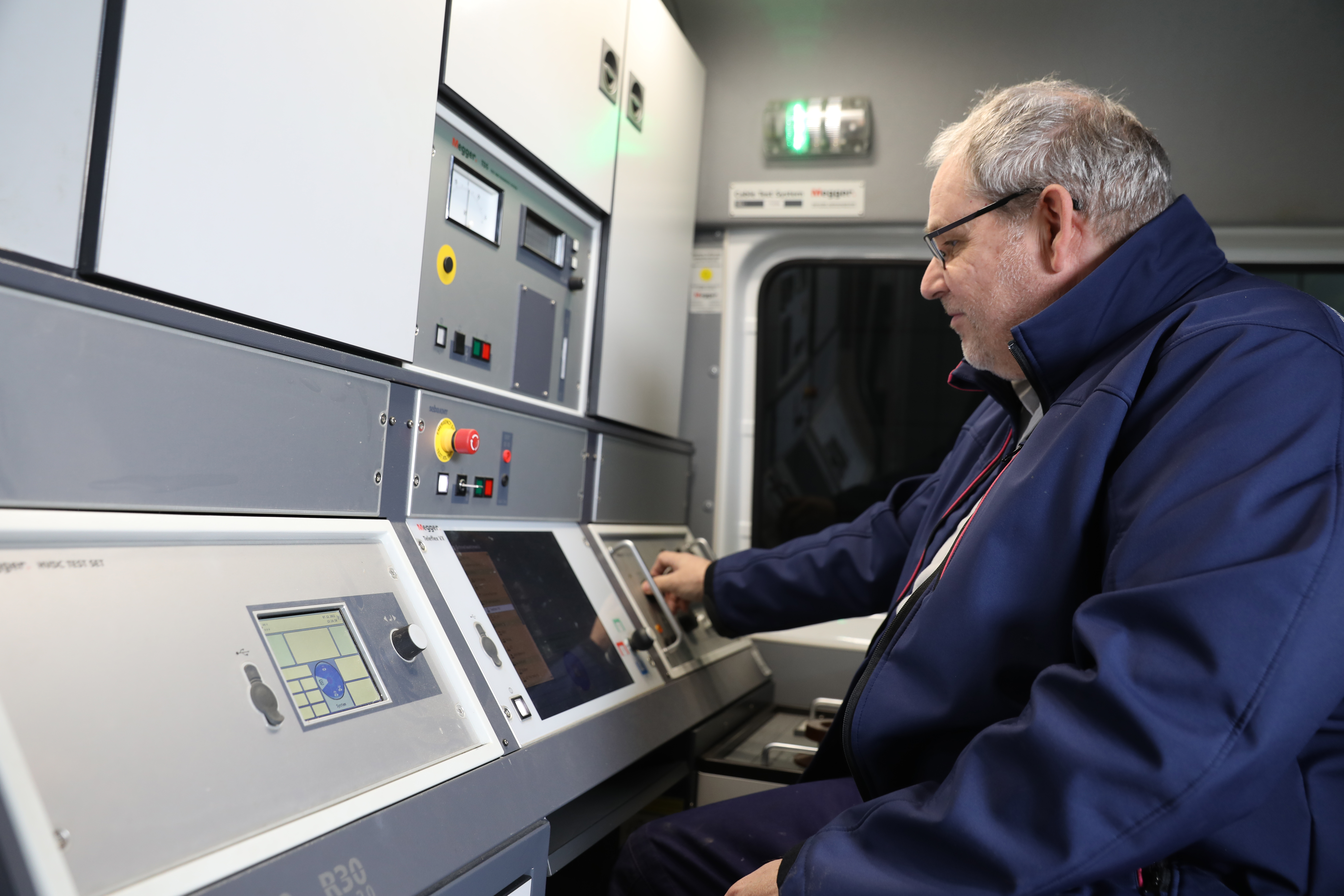 Ein Mitarbeiter der NEW Netz im Messwagen der Stromnetze