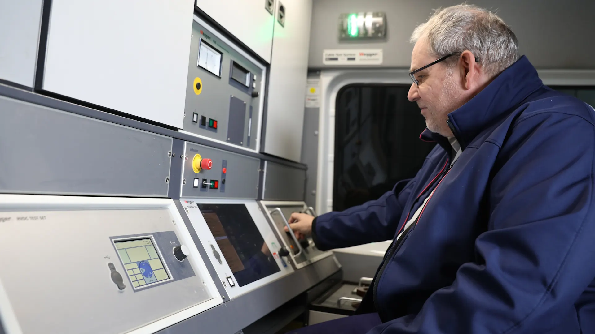 Mitarbeiter im Messwagen der Stromnetze Ein Mitarbeiter der NEW Netz im Messwagen der Stromnetze