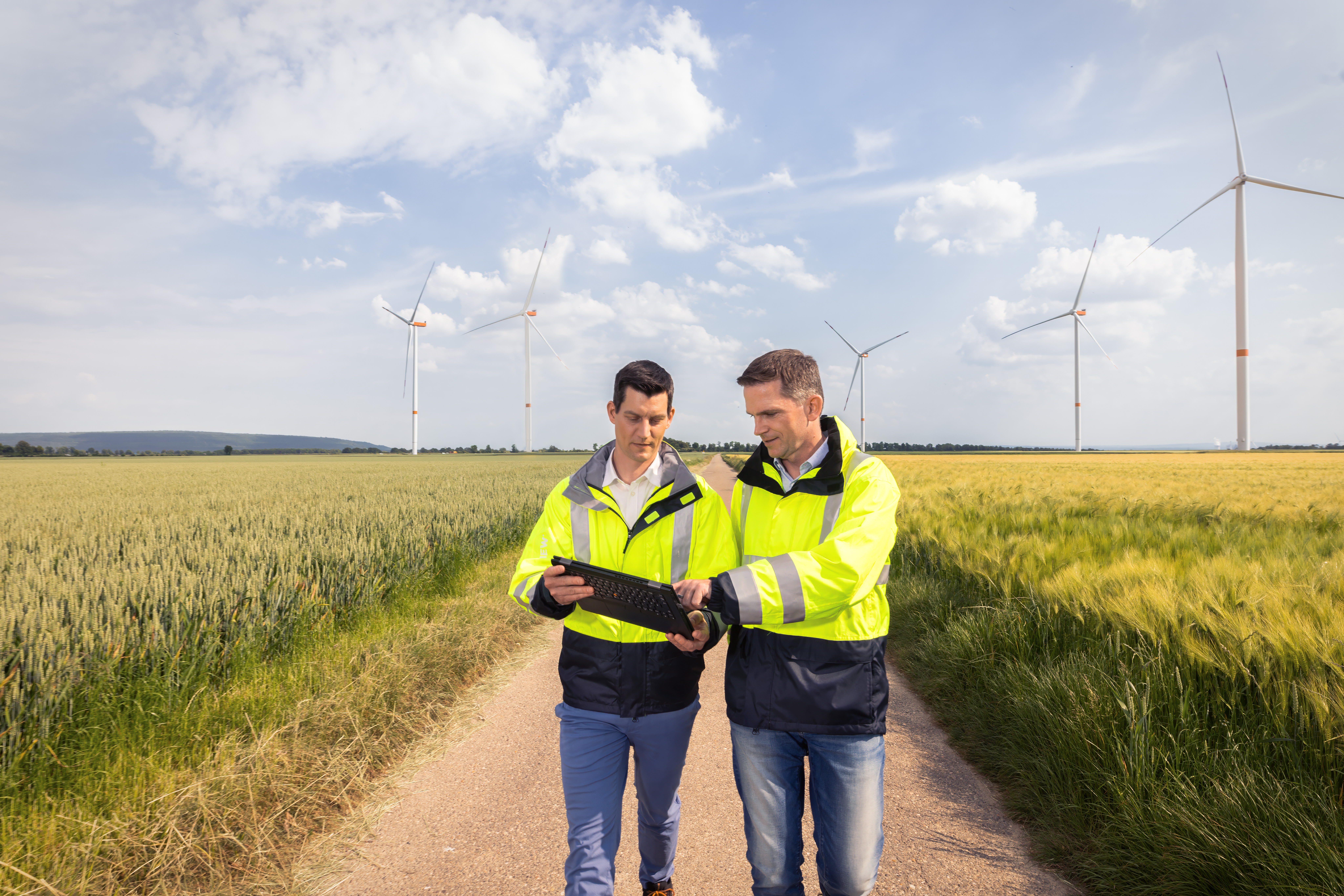 Mitarbeiter der NEW Netz im Austausch über weitere Erzeugungsanlagen 