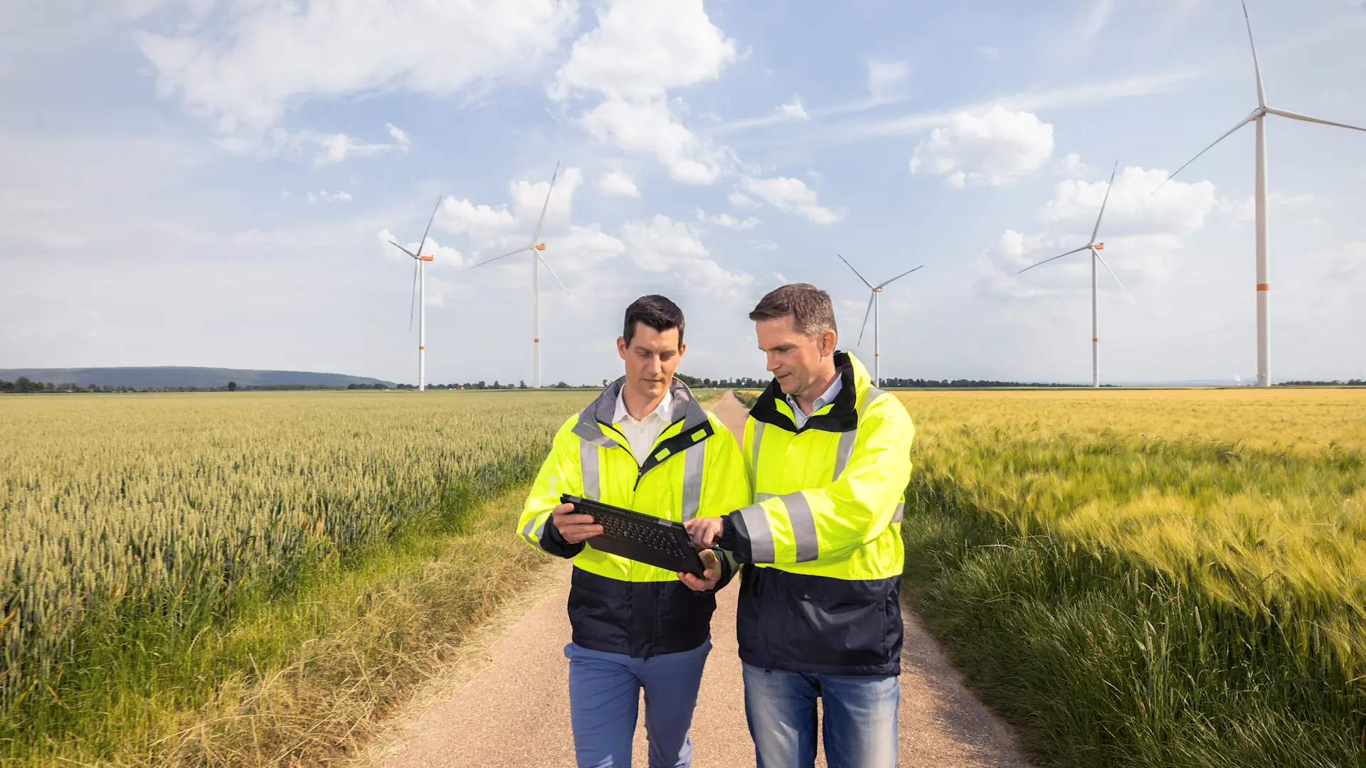 Mitarbeiter im Austausch über weitere Erzeugungsanlagen  Mitarbeiter der NEW Netz im Austausch über weitere Erzeugungsanlagen