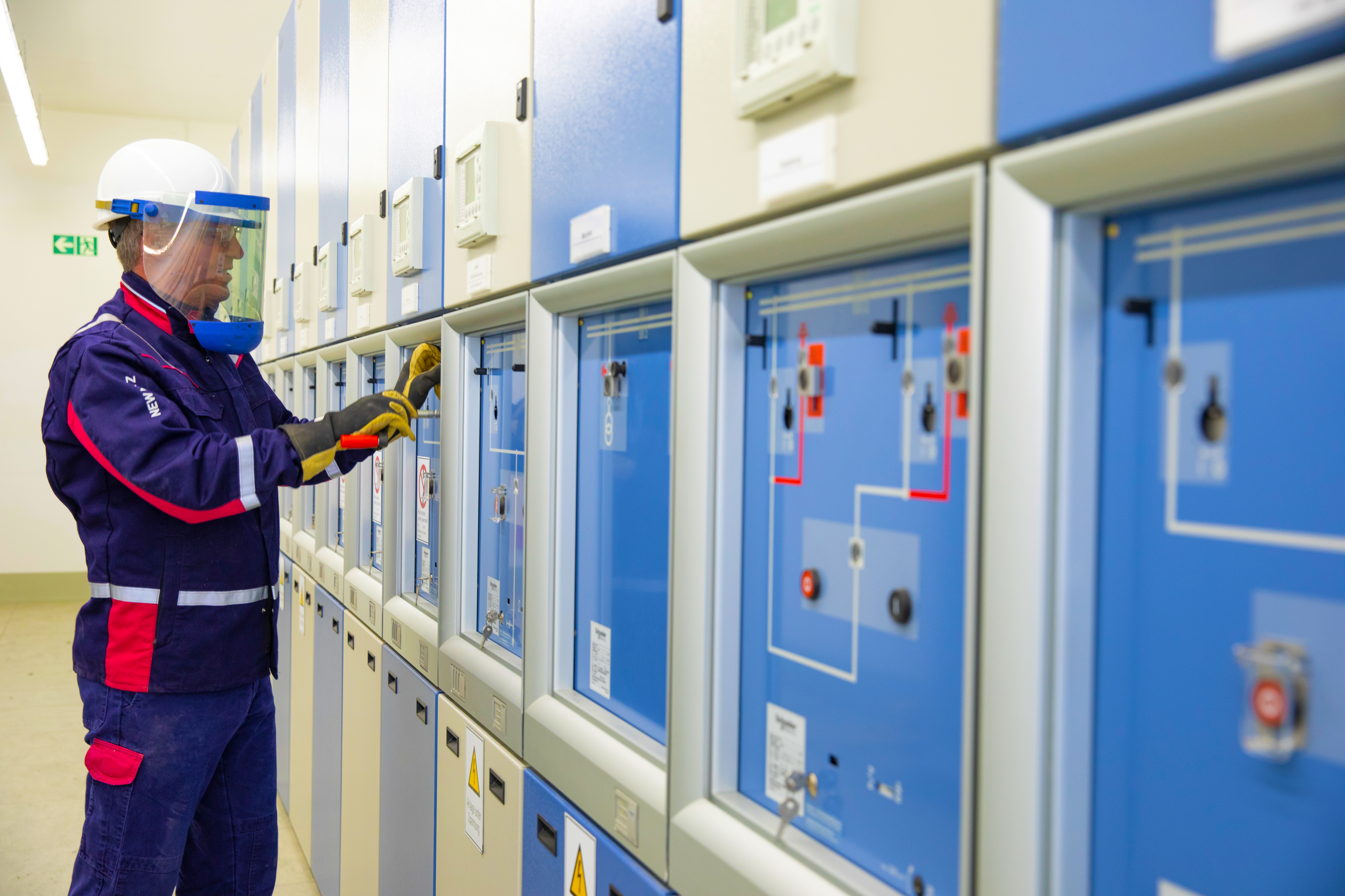 Mitarbeiter arbeitet an einer Umspannanlagen für die Netznutzung