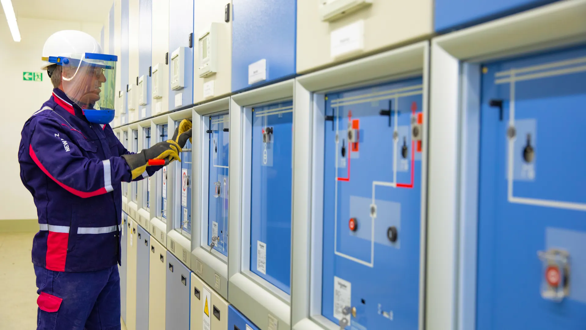 Mitarbeiter arbeitet an einer Umspannanlagen  Mitarbeiter arbeitet an einer Umspannanlagen für die Netznutzung