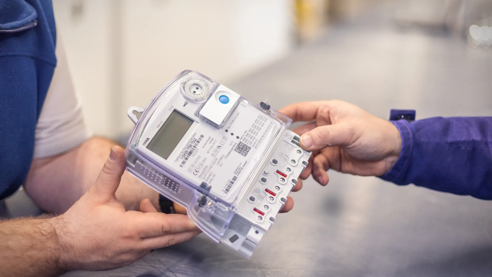 Installateure halten eine moderne Messeinrichtung. Zwei Installateure halten eine moderne Messeinrichtung.