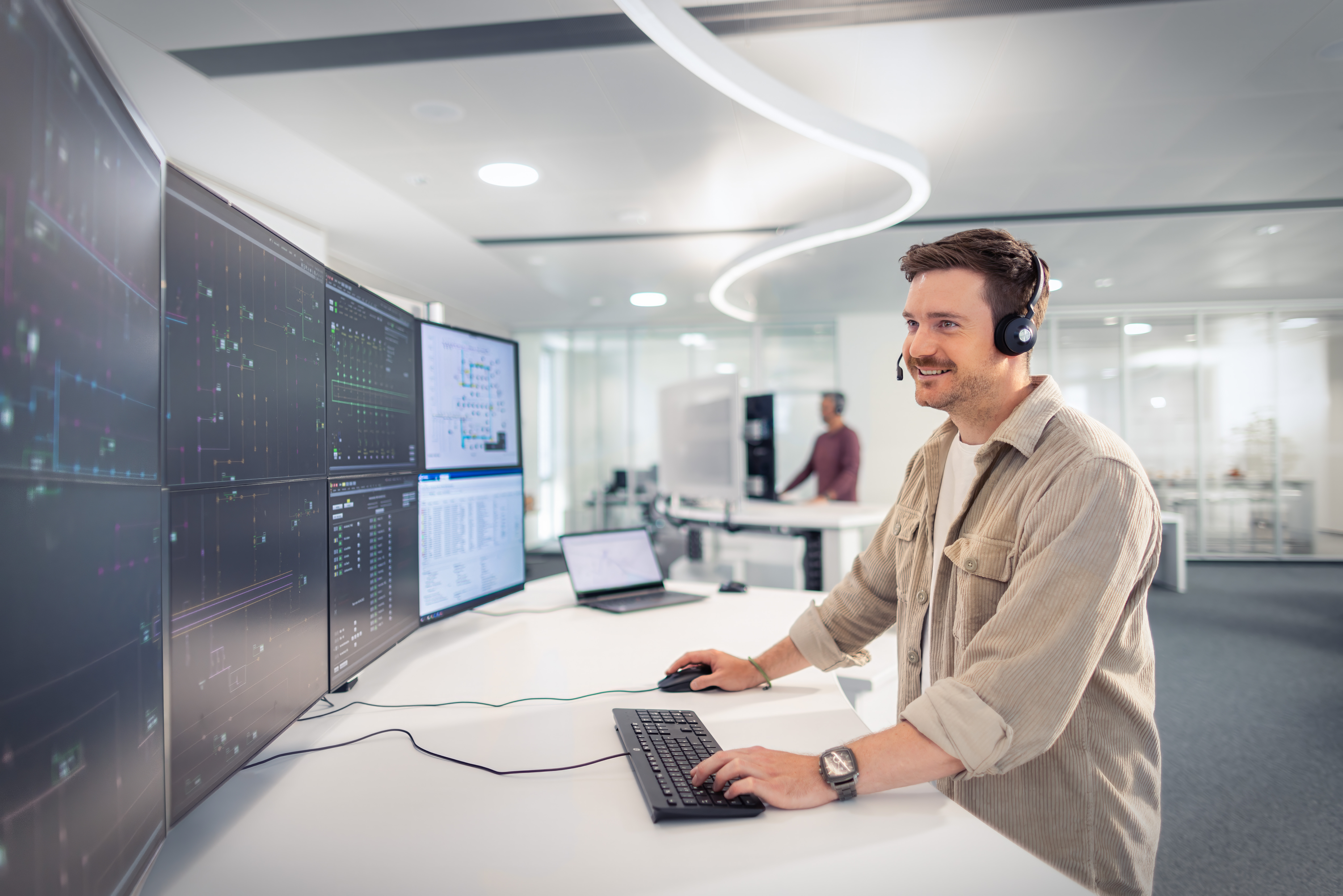 Ein Mitarbeiter nimmt in der Netzleitstelle Störungen an. 