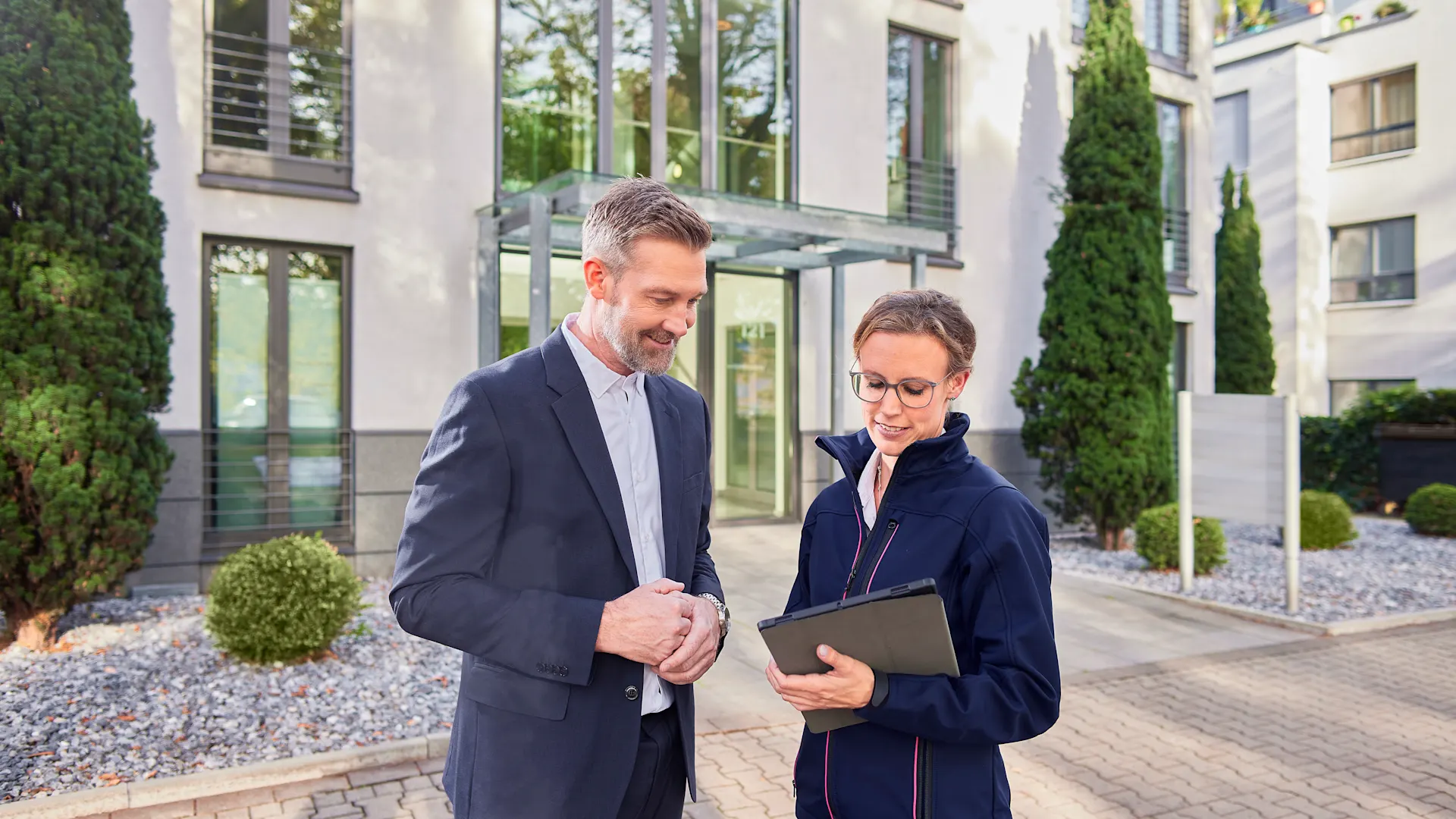 Kunde Installateur Gewerbeimmobilie Kunde und Installateur stehen vor einer Gewerbeimmobilie
