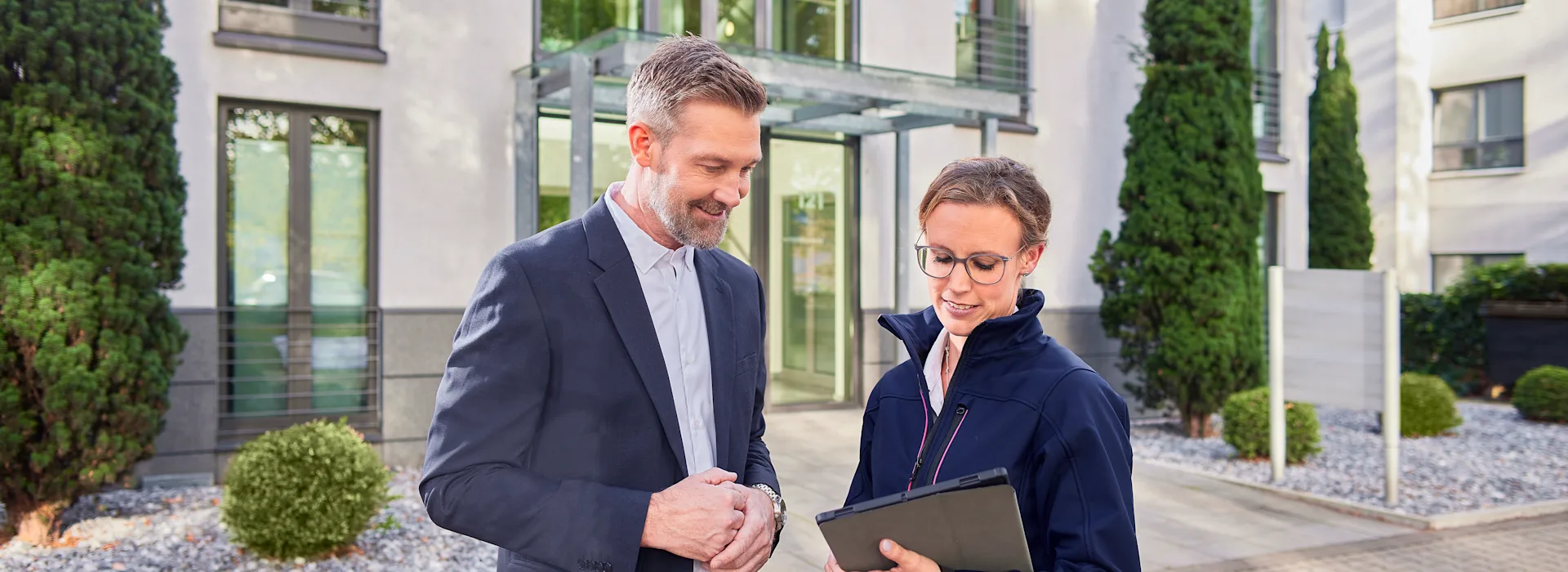 Kunde Installateur Gewerbeimmobilie Kunde und Installateur stehen vor einer Gewerbeimmobilie