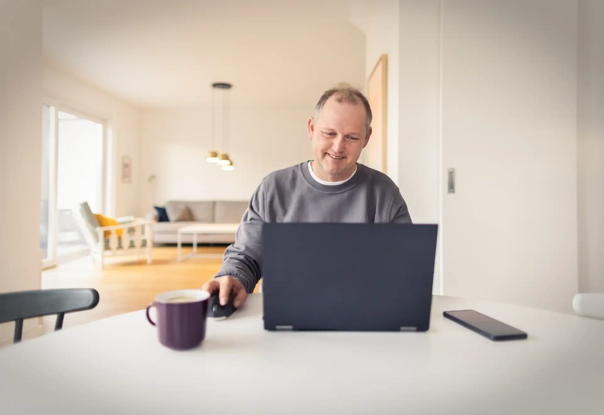 Ein Installateur sitzt am Laptop und nutzt das Installateurportal der NEW Netz