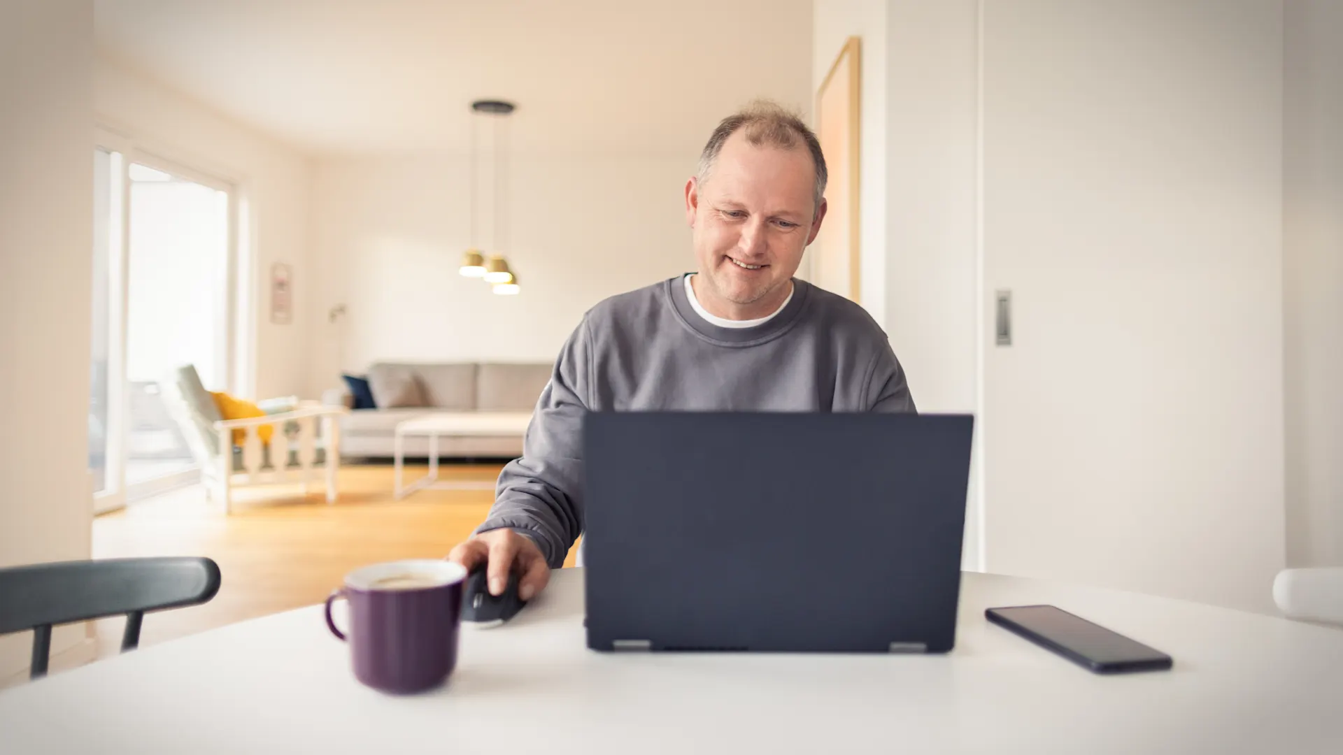 Installateur nutzt das Installateurportal der NEW Netz Ein Installateur sitzt am Laptop und nutzt das Installateurportal der NEW Netz