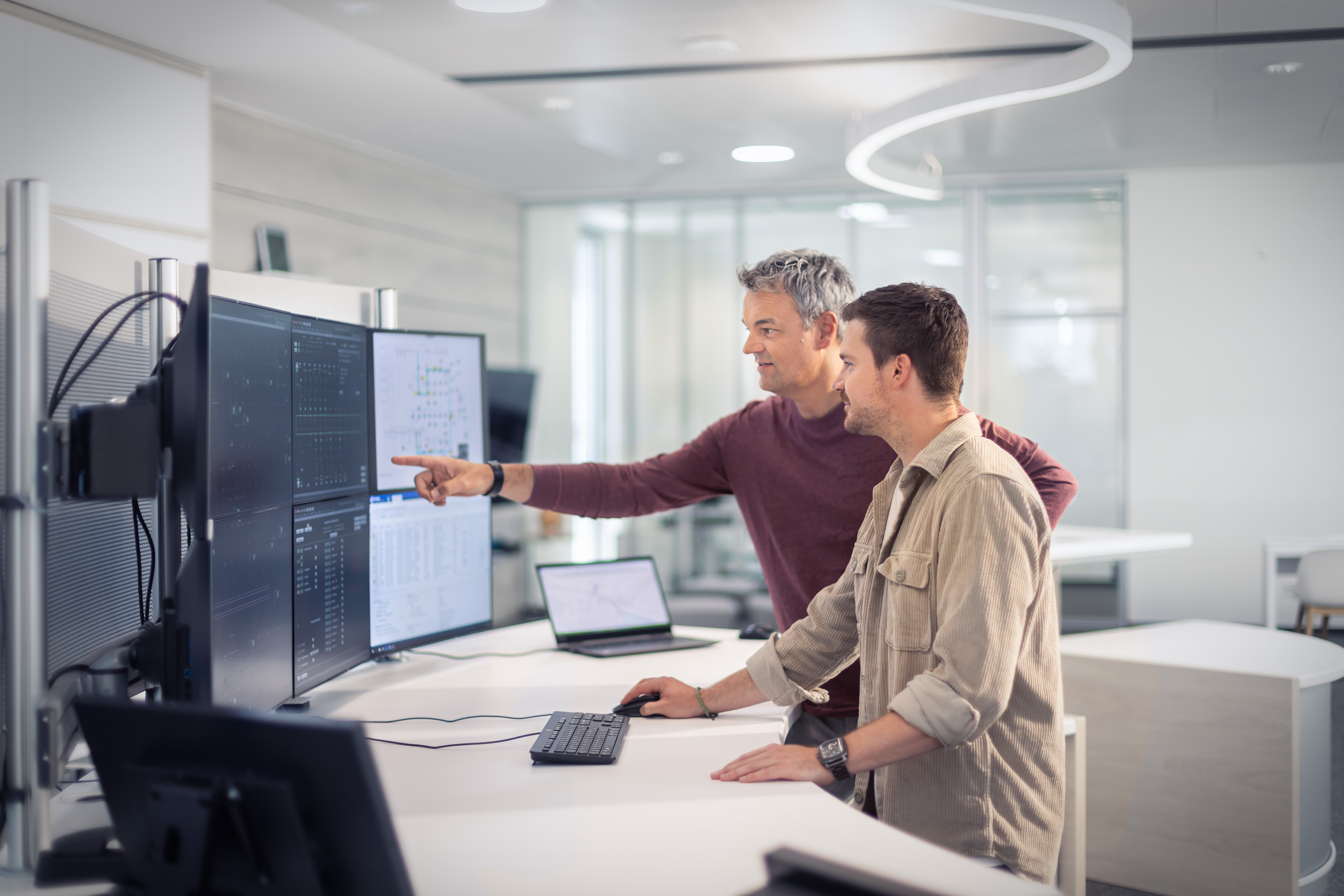 Mitarbeiter der NEW Netz beschäftigen sich mit der Ausschreibung von Verlustenergie