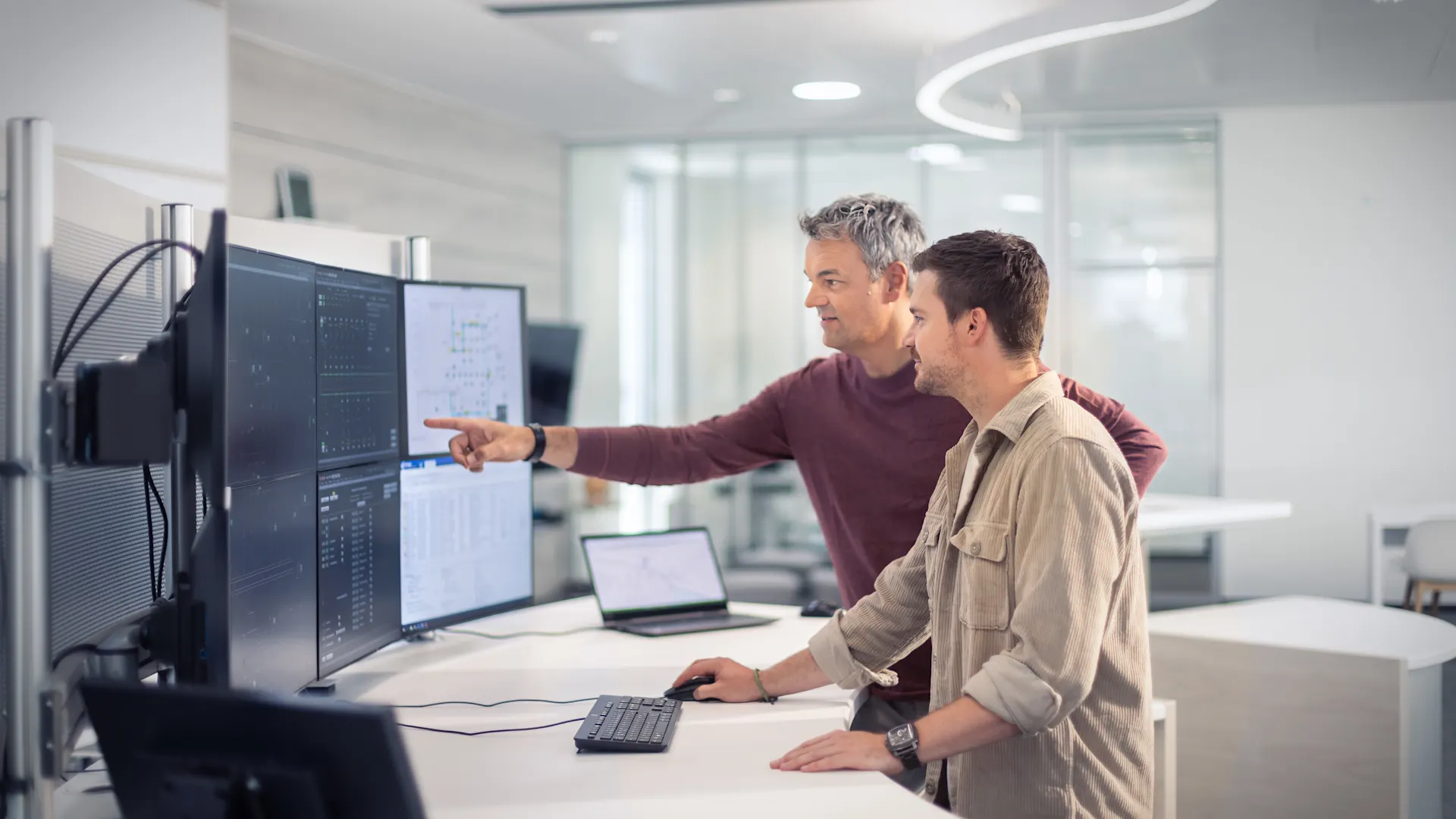 Mitarbeiter beschäftigen sich mit der Ausschreibung von Verlustenergie Mitarbeiter der NEW Netz beschäftigen sich mit der Ausschreibung von Verlustenergie