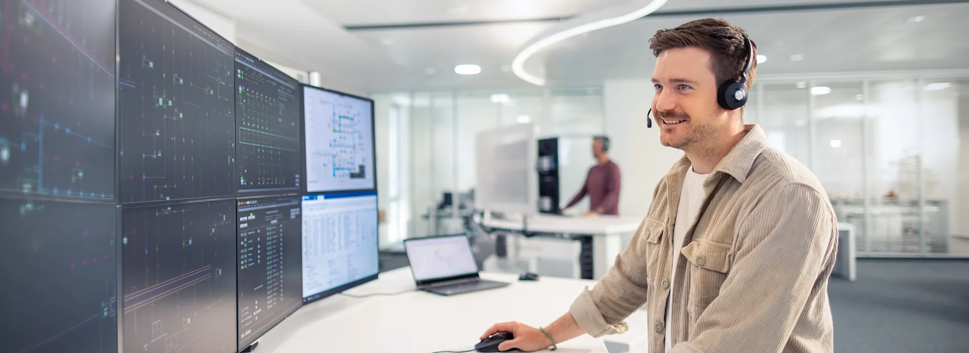 Störungsannahme  Mitarbeiter der NEW Netz nimmt in der Leitstelle eine Störung an