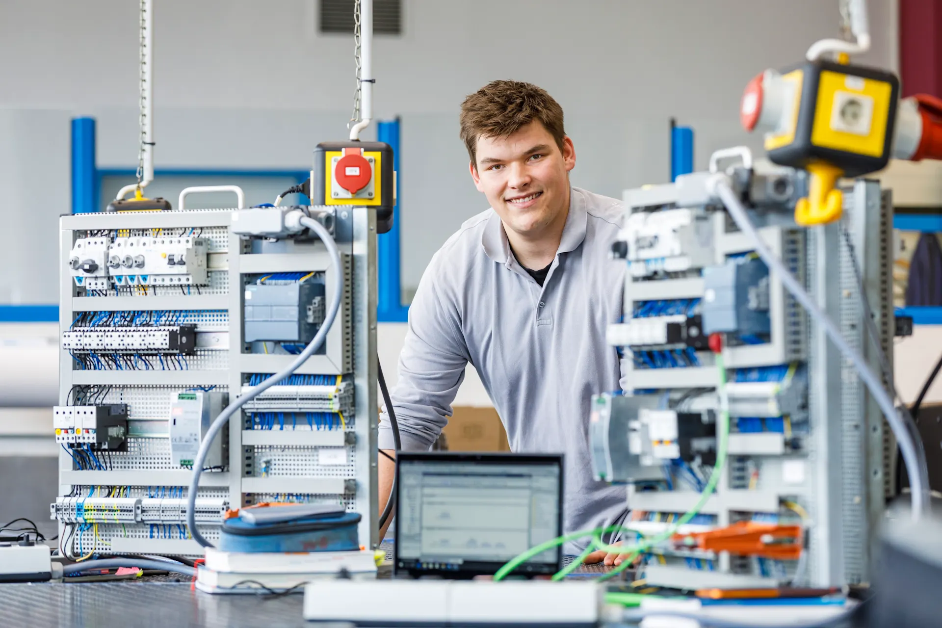 Ein Auszubildener zum Elektriker arbeitet an einem Elektronikbaukasten.