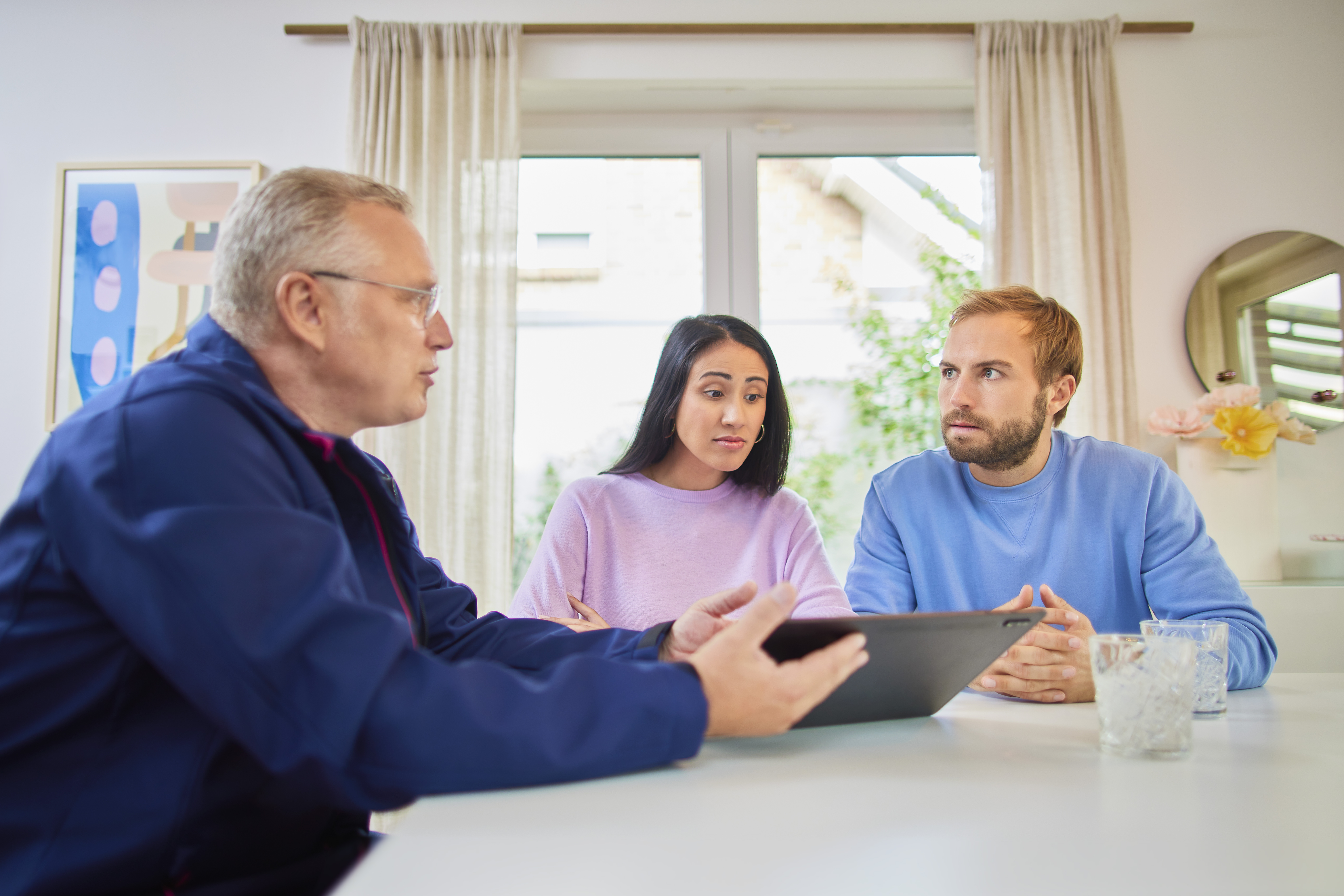 Mitarbeiter der NEW Netz diskutieren Angebote und Preisblätter mit potenziellen Kunden und Partnern