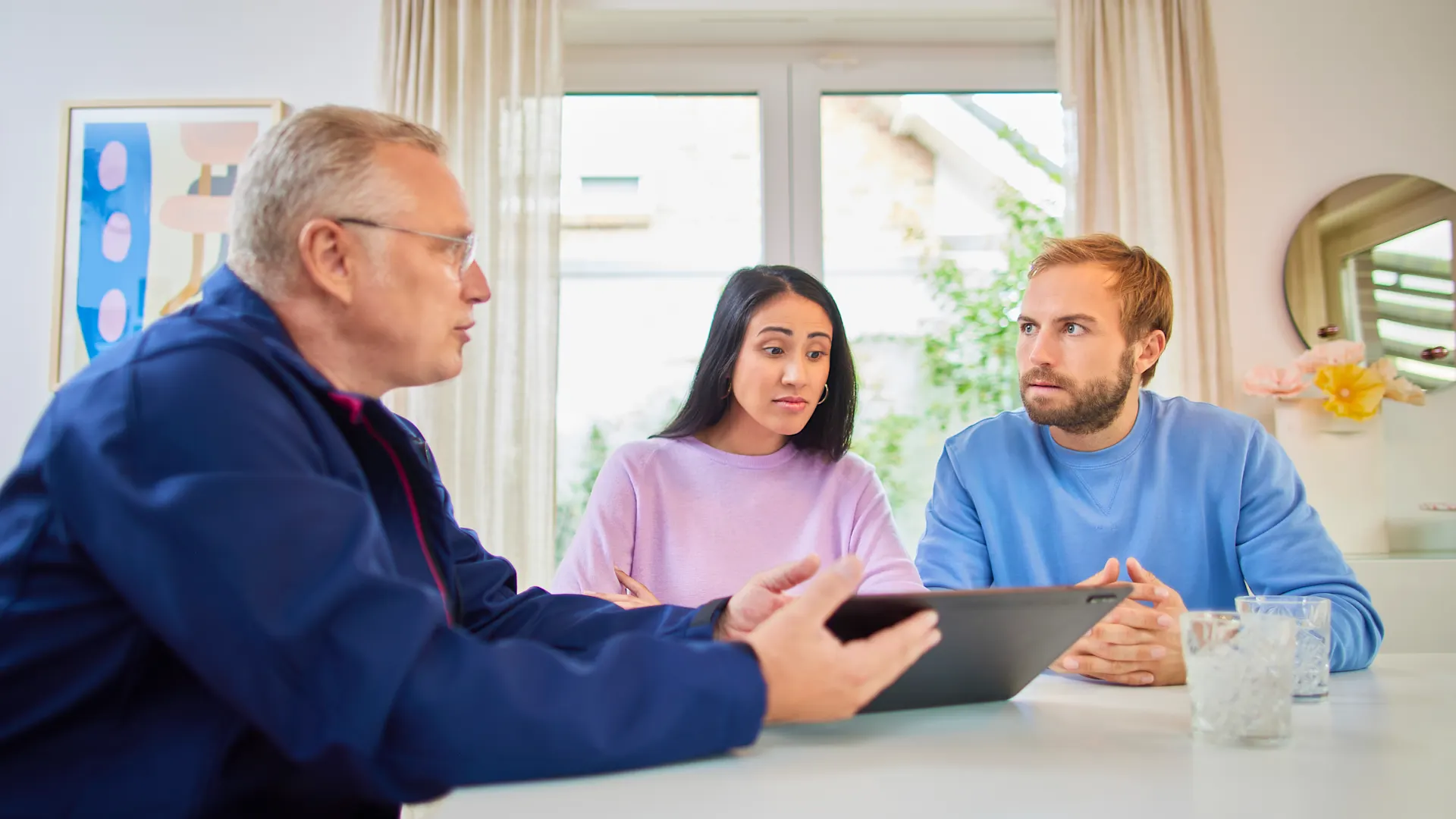 Mitarbeiter der NEW Netz bei der Betrachtung von Preisblättern und Angeboten Mitarbeiter der NEW Netz diskutieren Angebote und Preisblätter mit potenziellen Kunden und Partnern