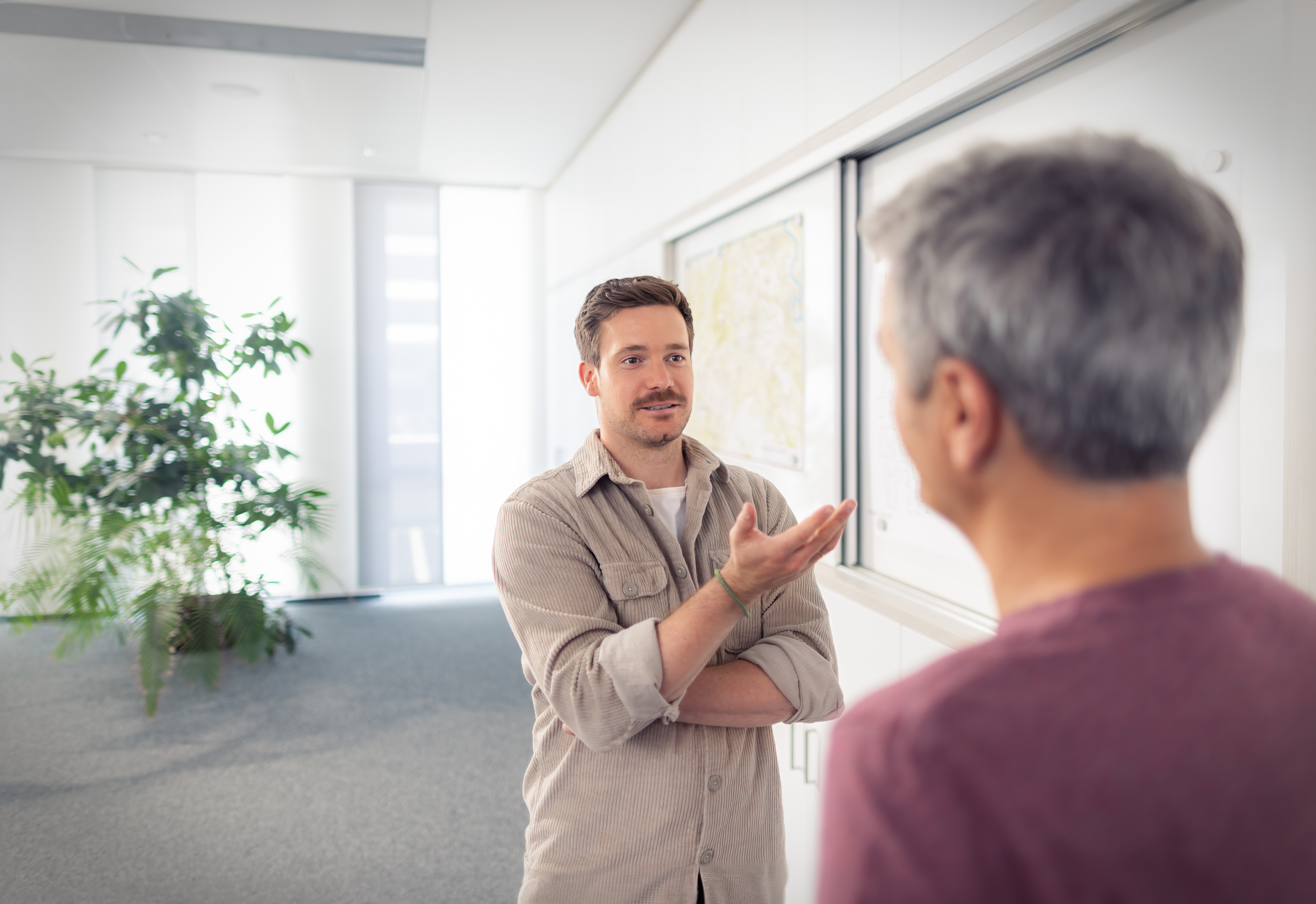 Mitarbeiter der NEW Netz unterhalten sich über die Kommunikationsdaten