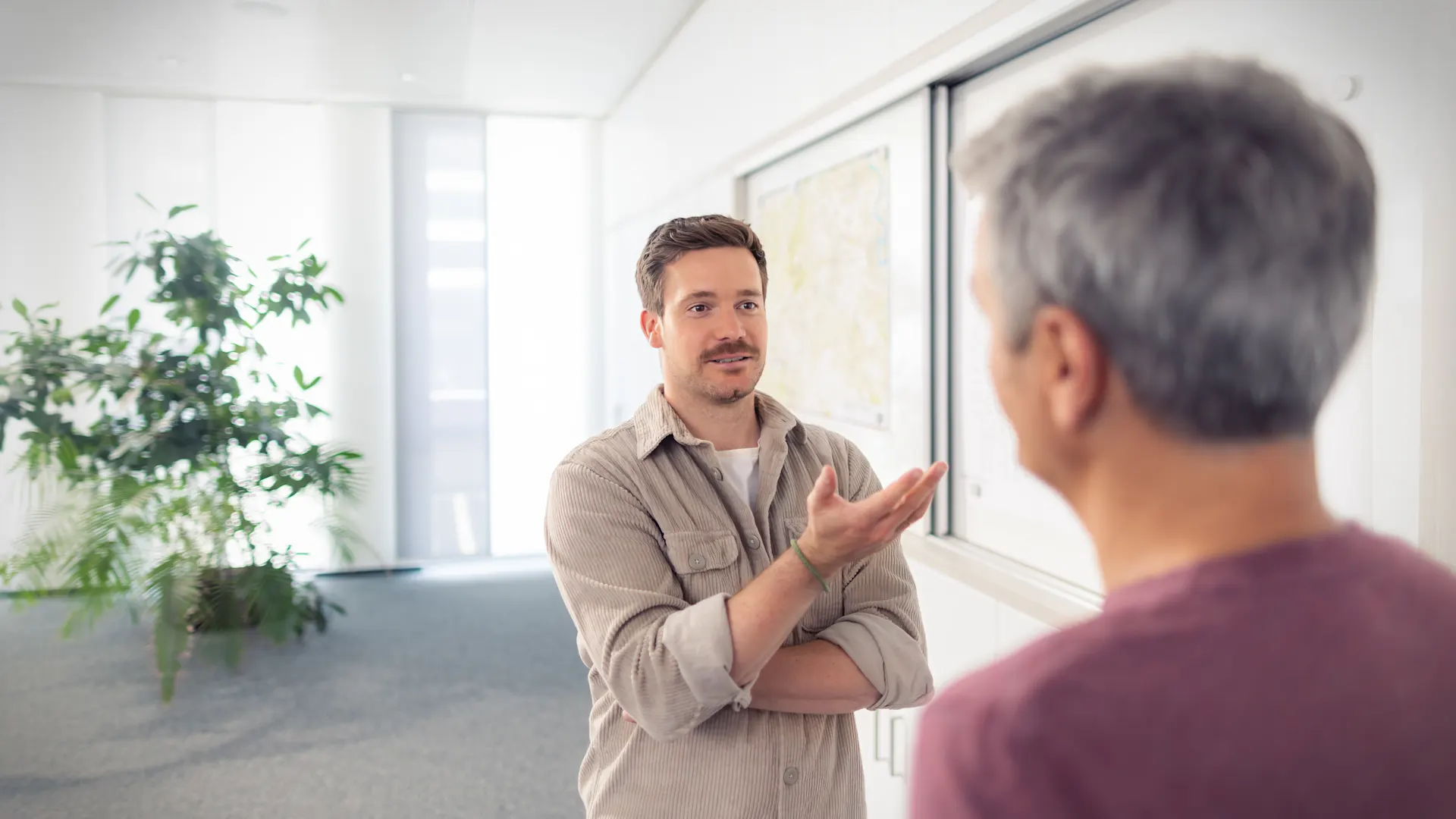 Mitarbeiter unterhalten sich über die Kommunikationsdaten Mitarbeiter der NEW Netz unterhalten sich über die Kommunikationsdaten