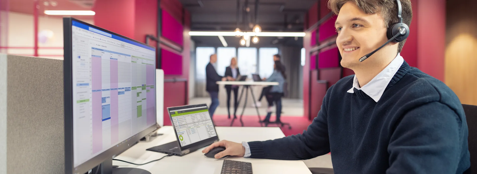 Ein Mitarbeiter der NEW Netz beantwortet Fragen alt=""