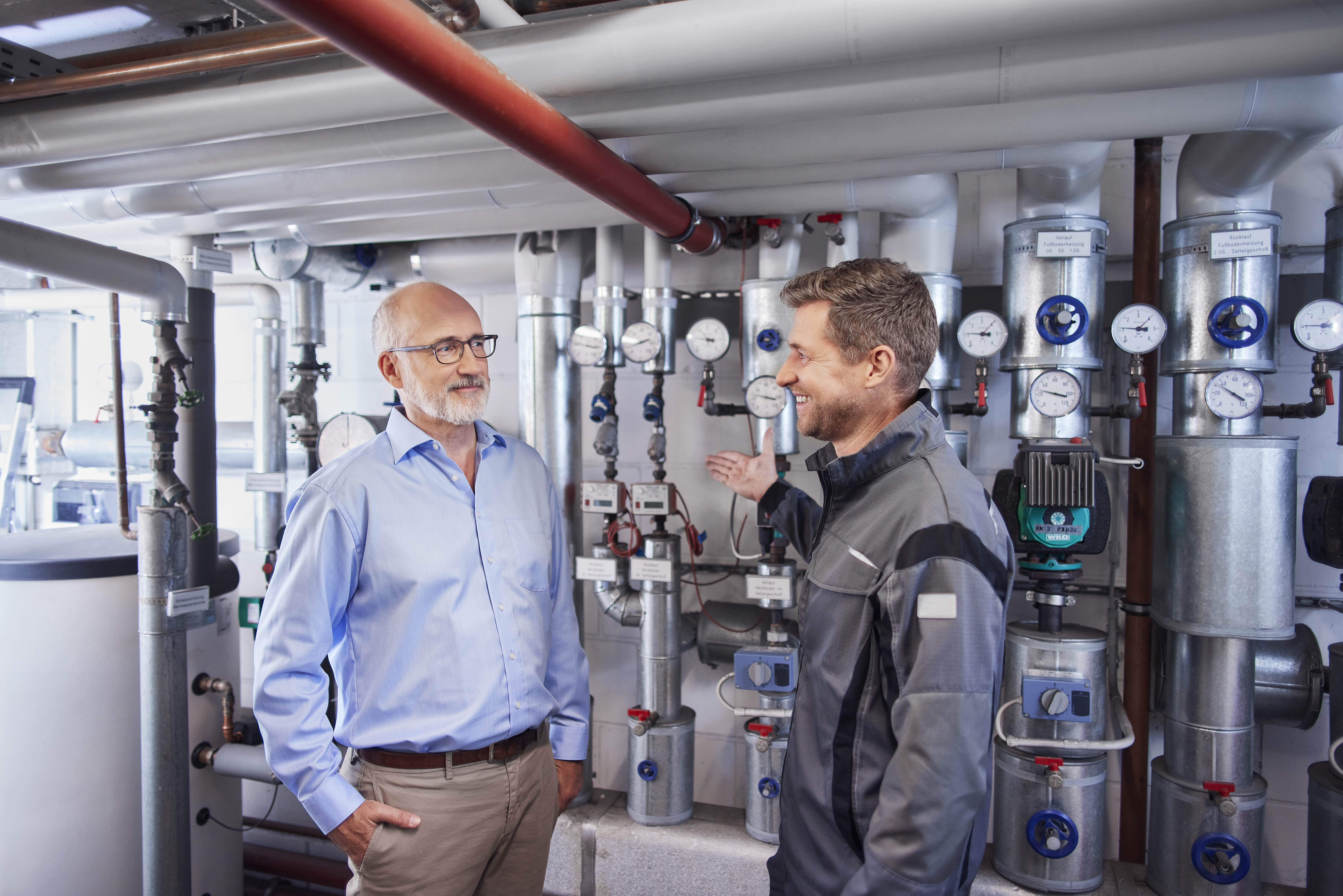 Ein Mitarbeiter und ein Kunde sprechen über den Gasnetzzugang