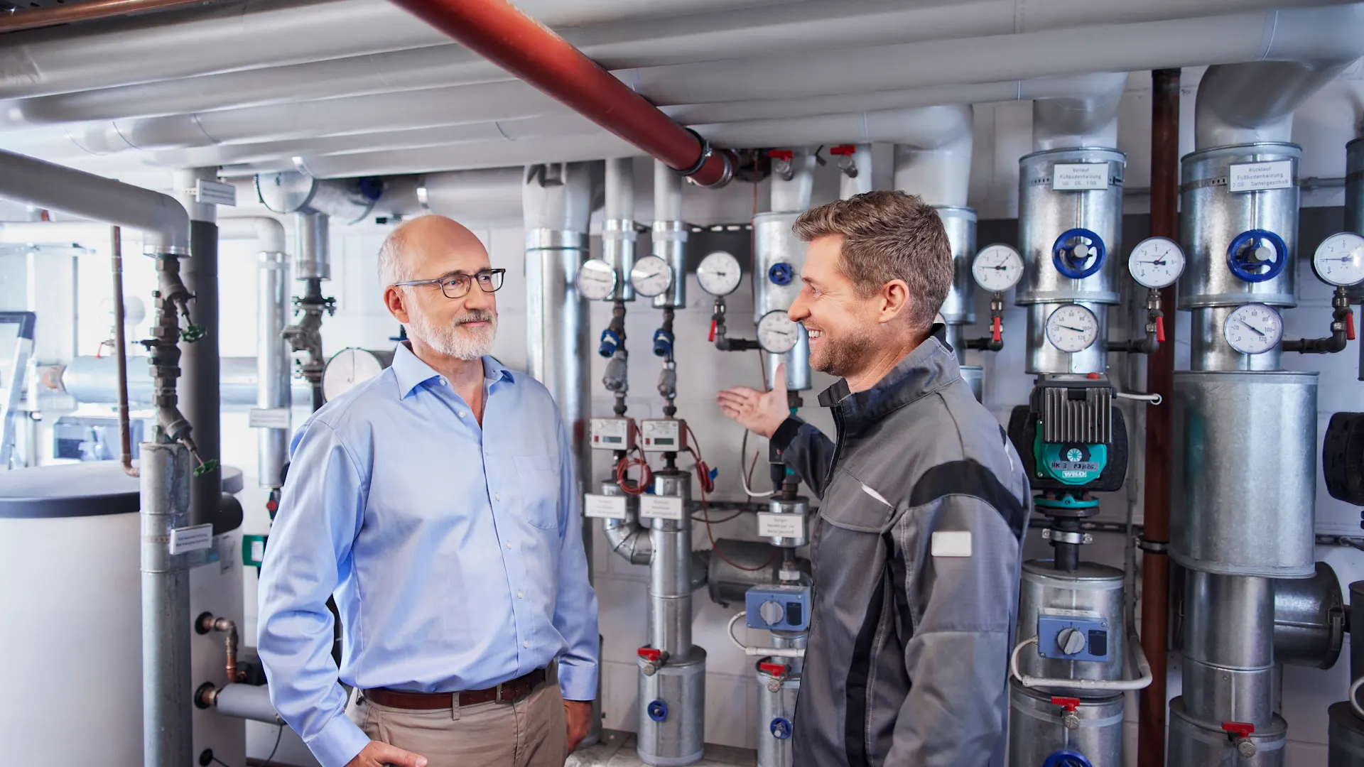 Mitarbeiter und Kunde sprechen über den Gasnetzzugang Ein Mitarbeiter und ein Kunde sprechen über den Gasnetzzugang