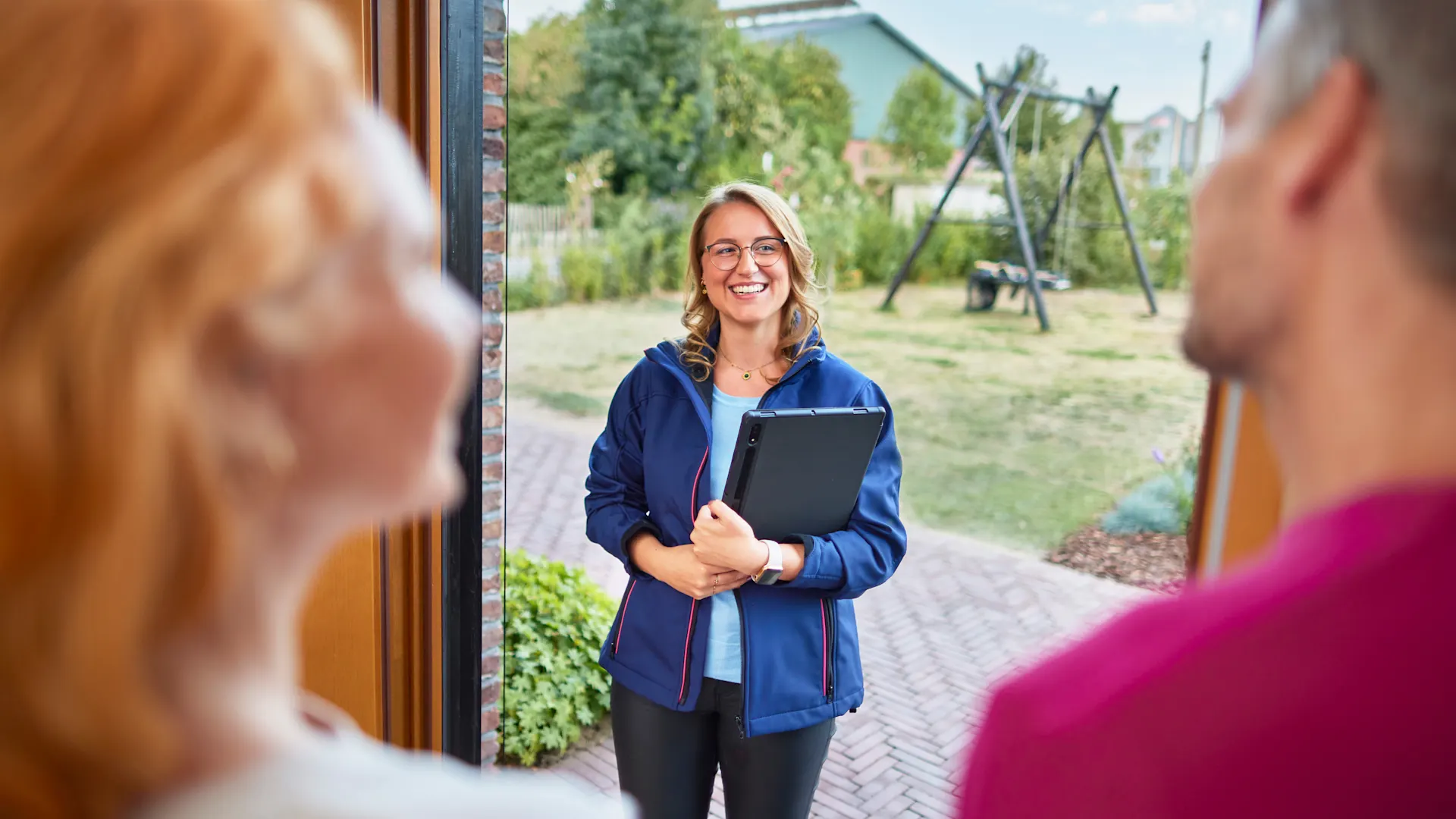 Mitarbeiterin berät über das Erzeugungsmanagement Mitarbeiterin der NEW Netz berät über das Erzeugungsmanagement