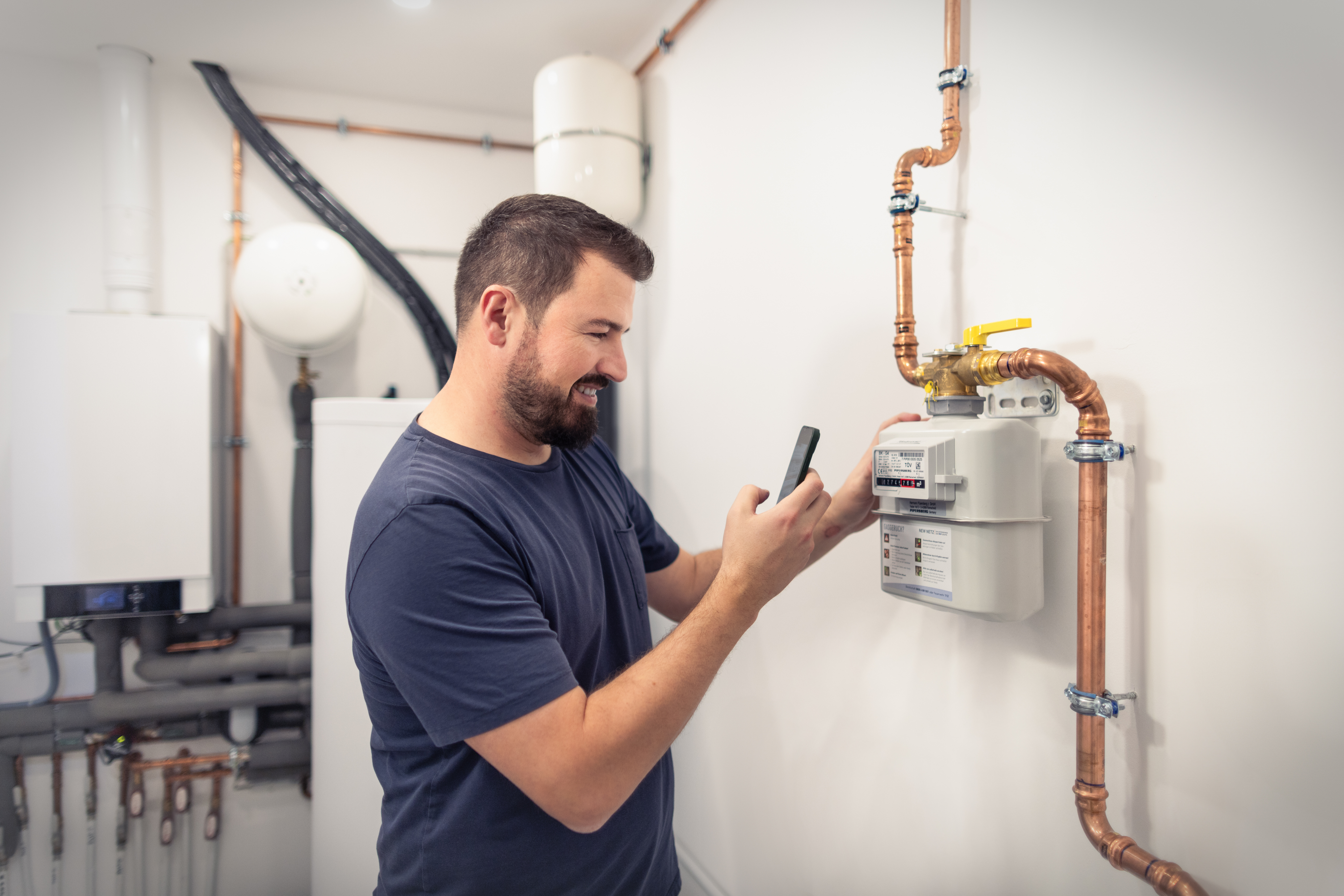 Ein Kunde übermittelt den Zählerstand über sein Smartphone. 