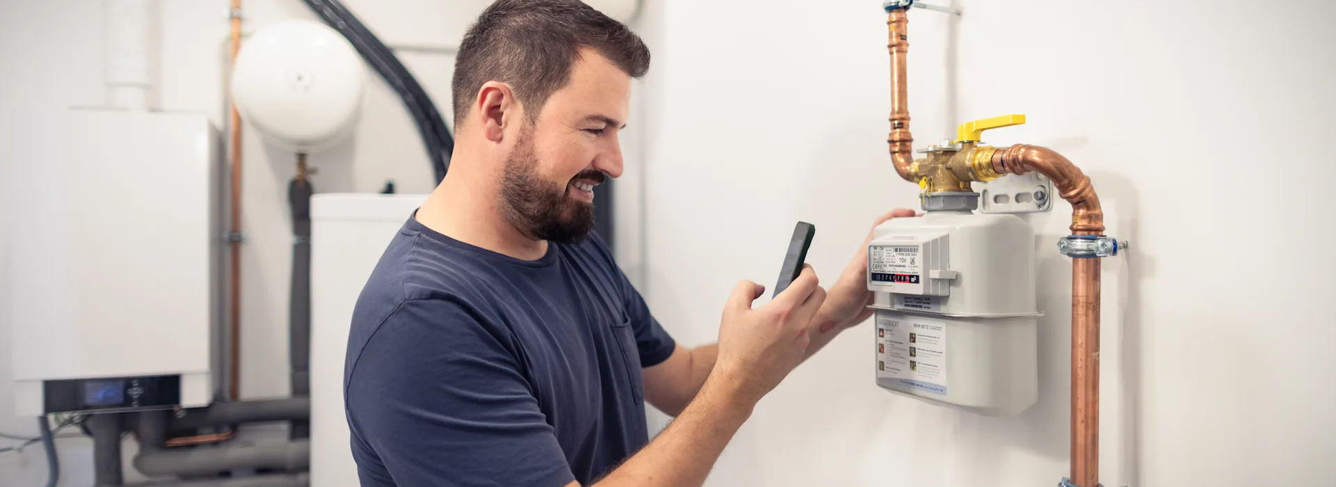 Kunden fotografiert den Zählerstand ab. Ein Kunde übermittelt den Zählerstand über sein Smartphone.