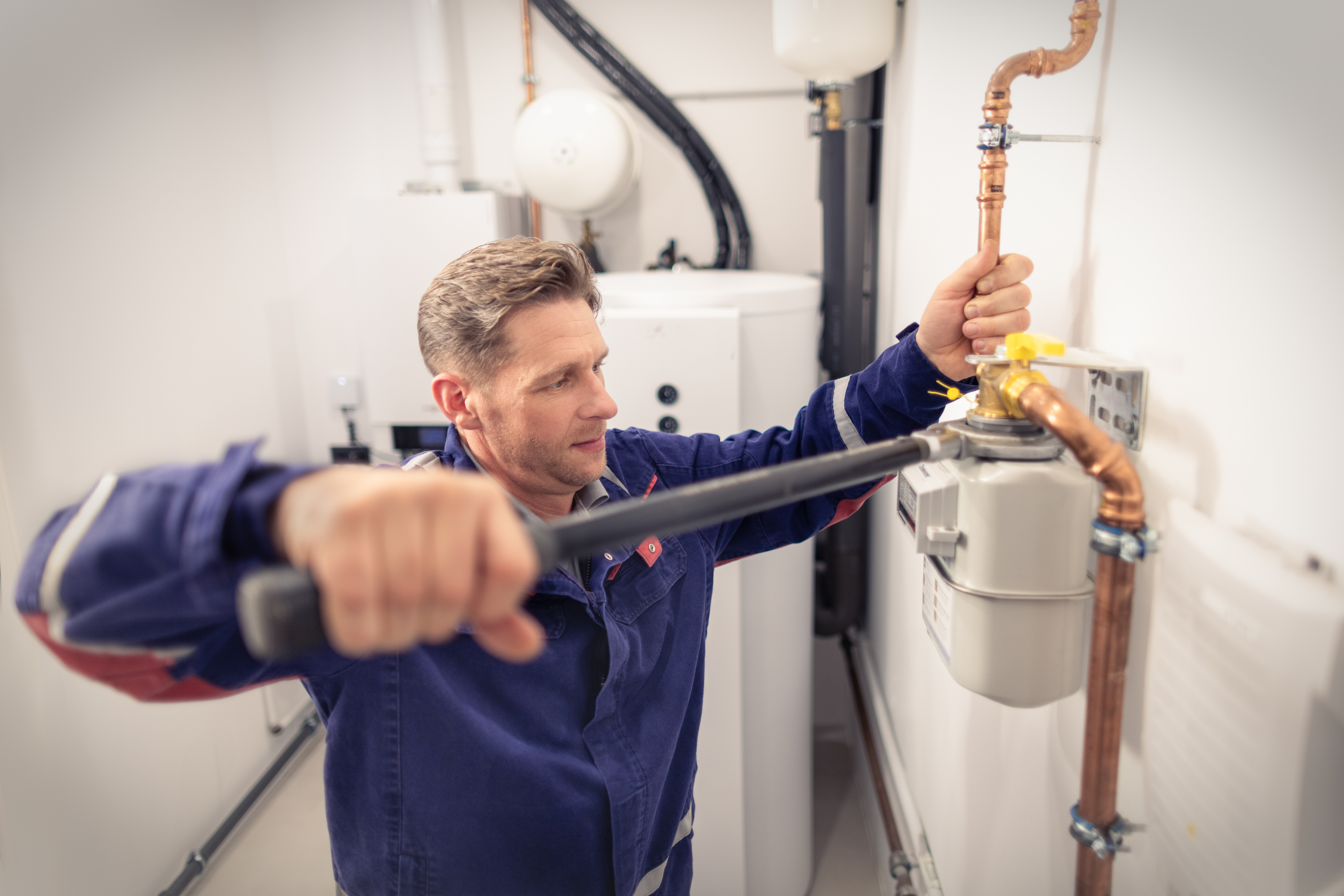 Ein Installateur arbeitet am Erdgaszähler und stellt die Erdgasversorgung sicher