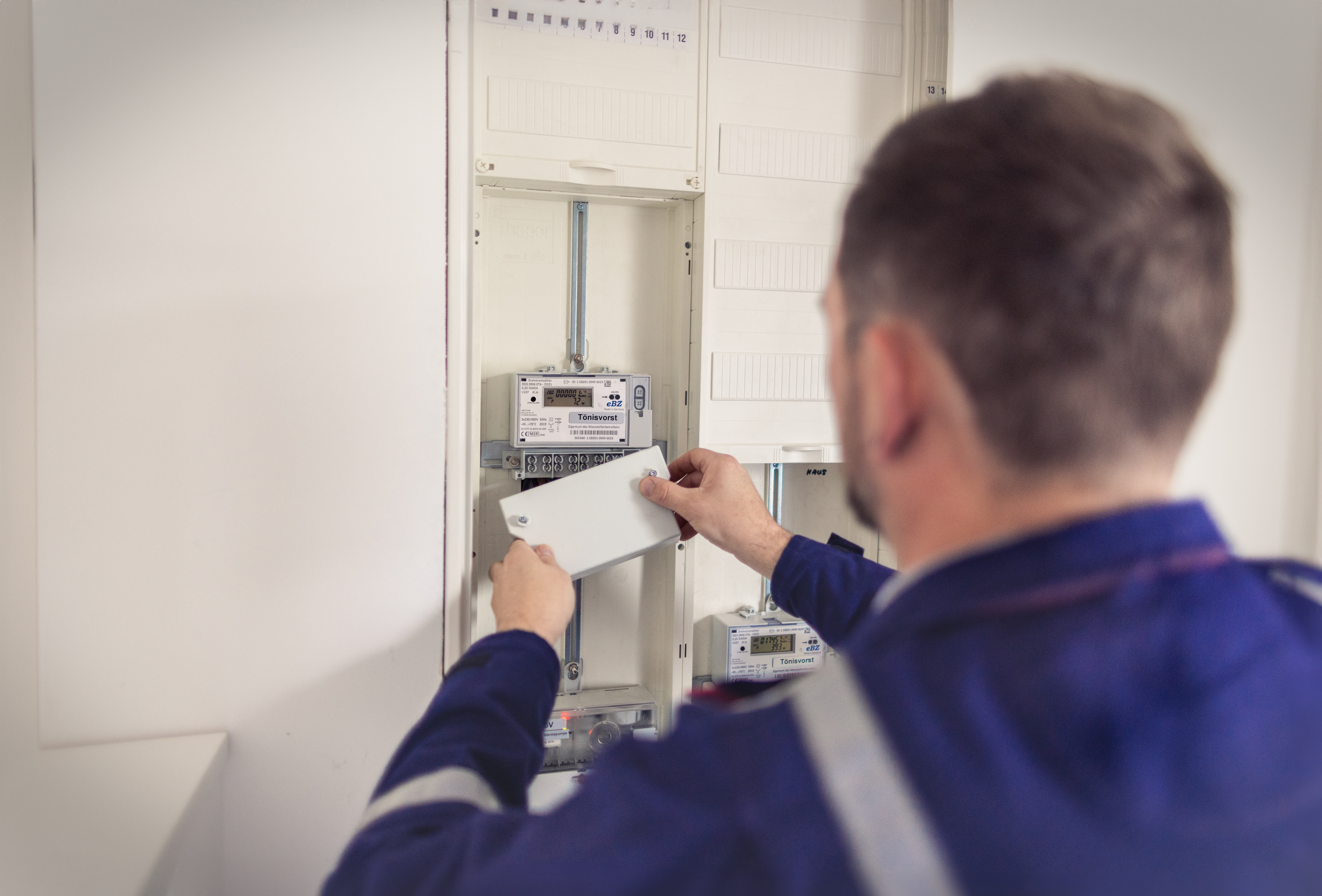 Ein Installateur arbeitet am Stromzähler und stellt die Stromversorgung sicher. 