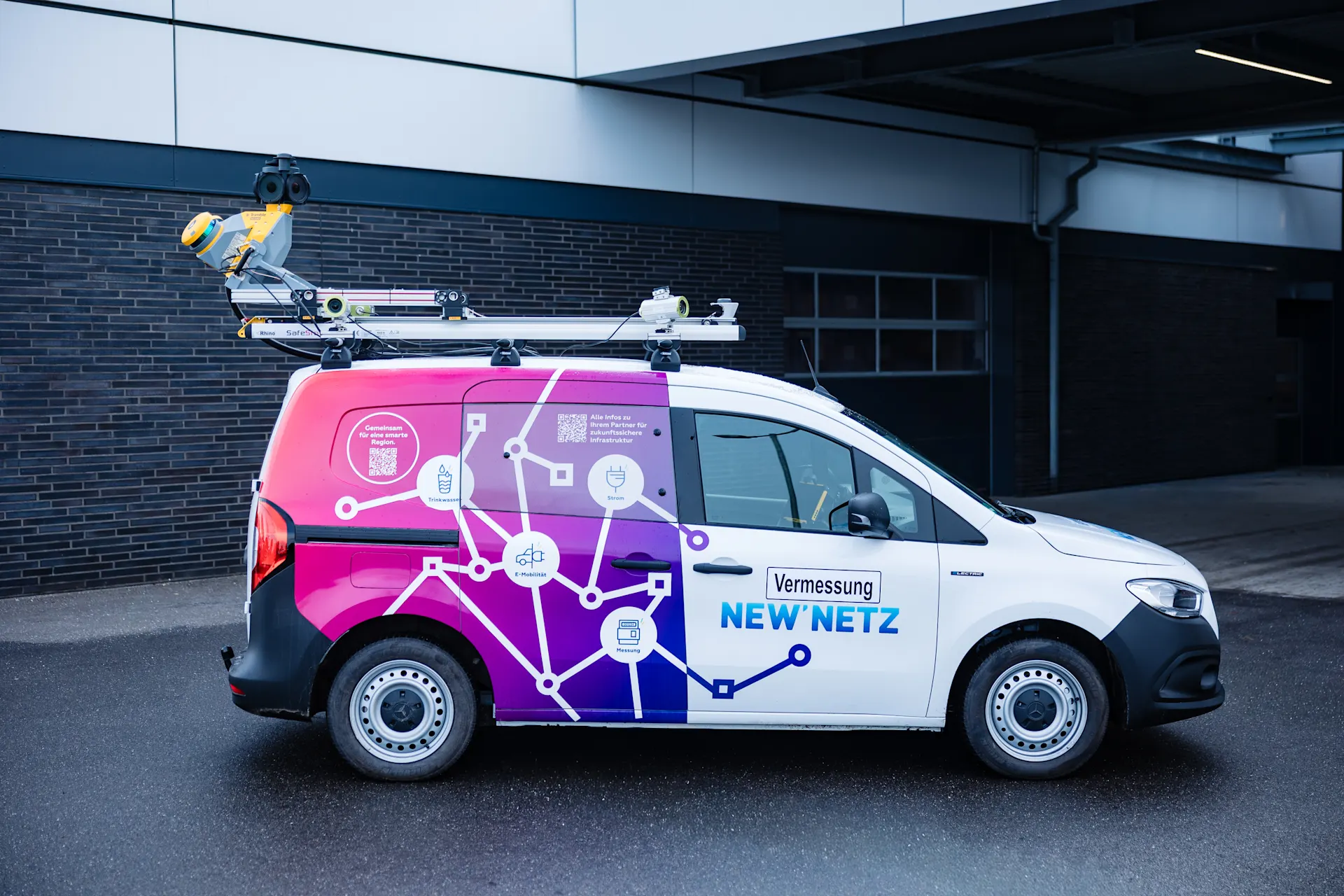 Das neue mobile Vermessungsfahrzeug der NEW Netz fährt über die Straße