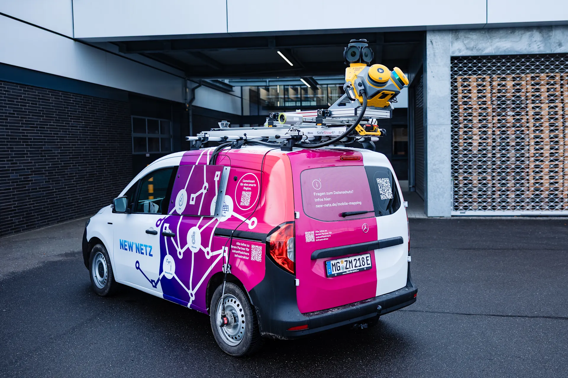 Laserscanner-Technologie auf dem mobilen Vermessungsfahrzeug mit zwei Laserscanner, die sich während der Fahrt bewegen und dabei kontinuierlich messen