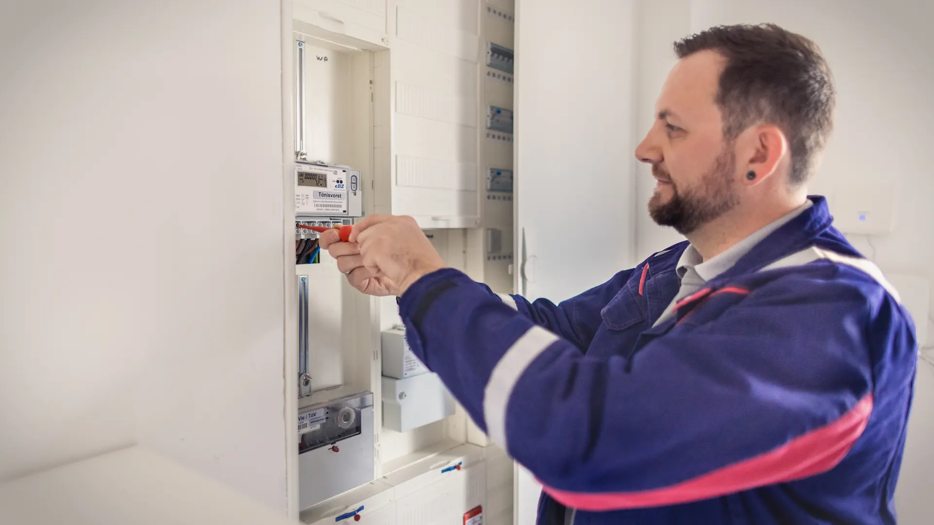 Ein Installateur installiert eine steuerbare Verbrauchseinrichtung. Ein Installateur der NEW Netz installiert eine steuerbare Verbrauchseinrichtung in einem Schaltschrank.