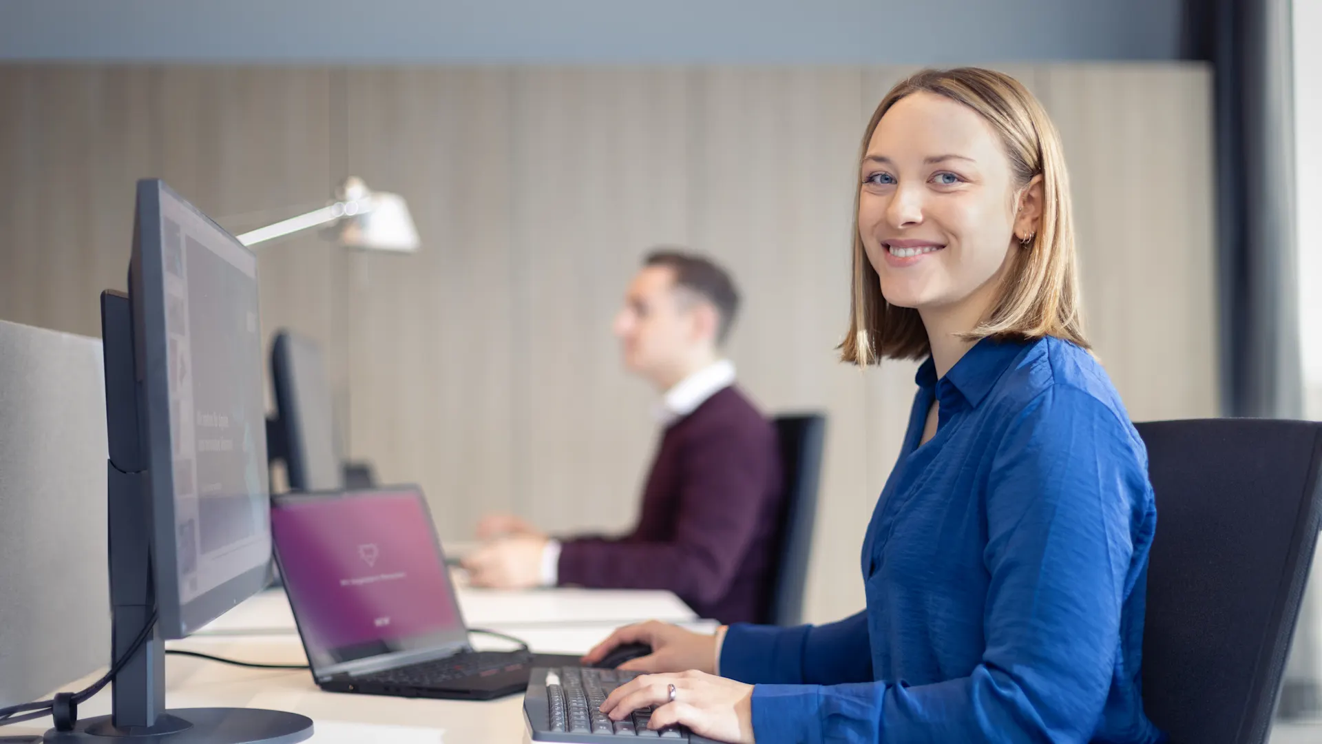 Eine Mitarbeiterin der NEW-Netz sitzt am Computer alt=""