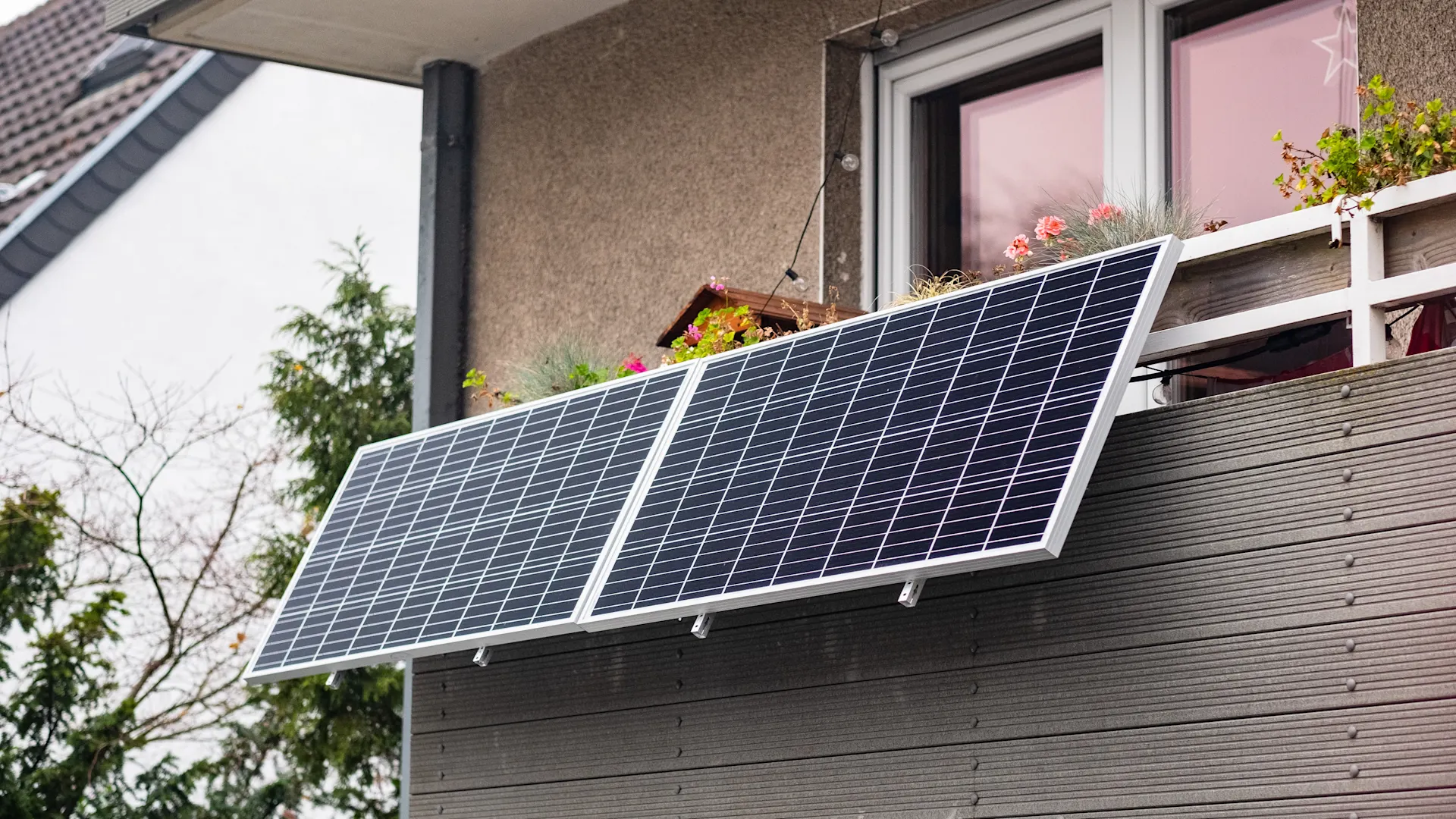 Eine Photovoltaikanlage montiert an einem Balkon Montiertes Balkonkraftwerk der NEW Netz