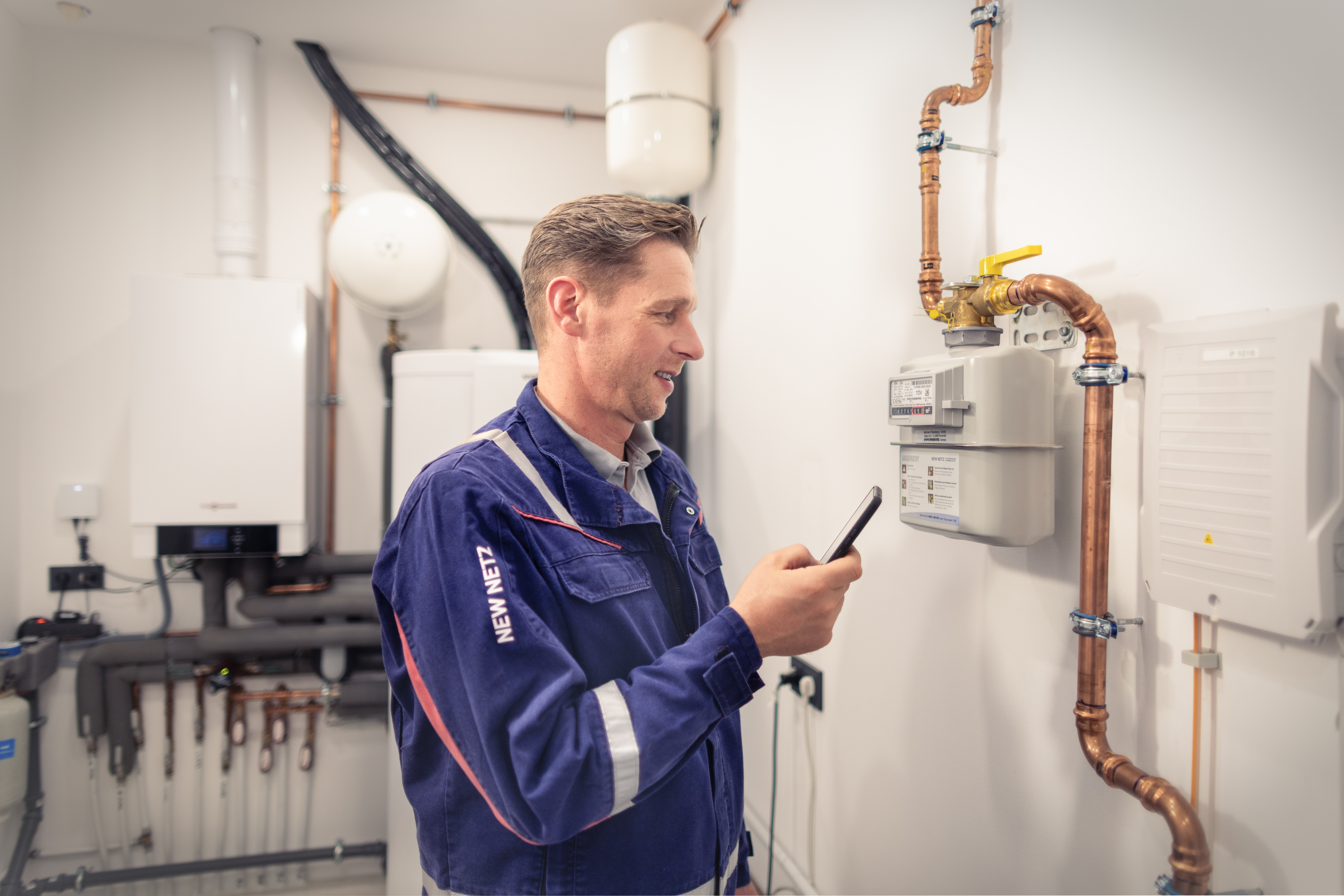 Ein Installateur arbeitet an dem Schalt- und Messsystem des Haushaltes 