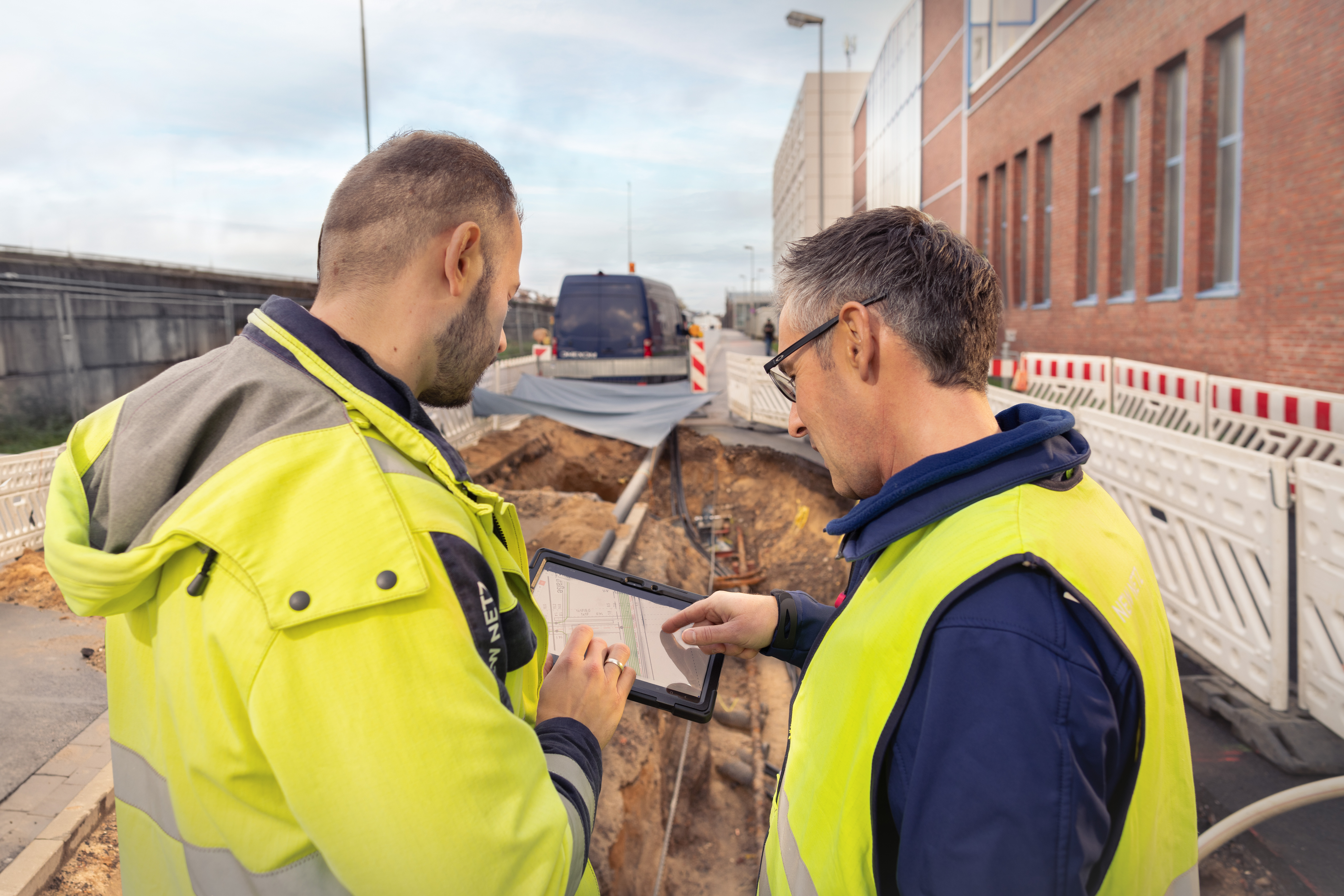 Mitarbeiter der NEW Netz betrachten die Sonderformen der Netznutzung