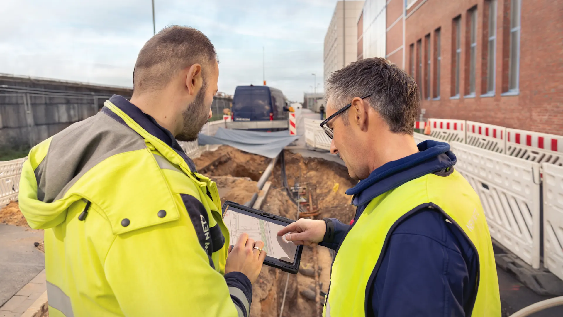 Mitarbeiter betrachten die Sonderformen der Netznutzung Mitarbeiter der NEW Netz betrachten die Sonderformen der Netznutzung