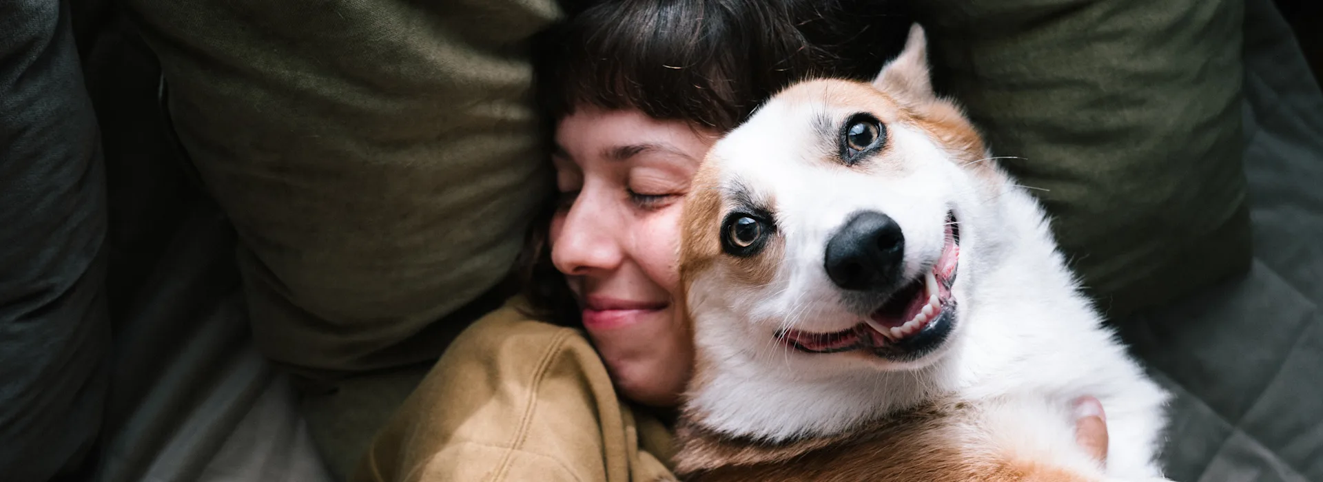 Günstig, fair, transparent: Strom- und Gas von der NEW Energie Eine Frau liegt mit ihrem Hund im Bett. Sie ist zufrieden mit der NEW Energie, als erfahrenen Energieversorger in der Region.
