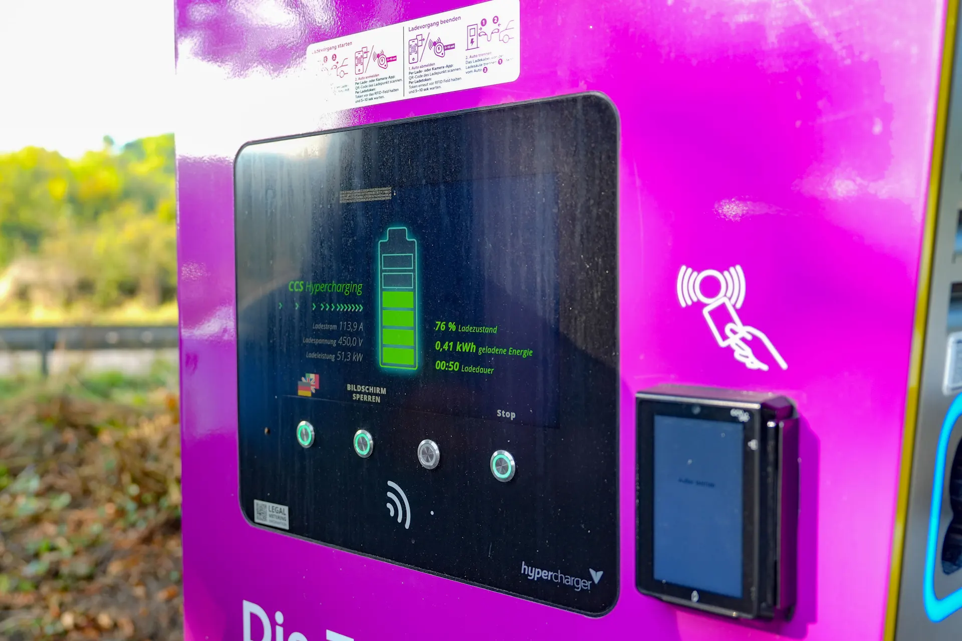 Display eines E-Auto-Ladegeräts mit Informationen zum aktuellen Ladestand an einer Ladestation der NEW Energie. 