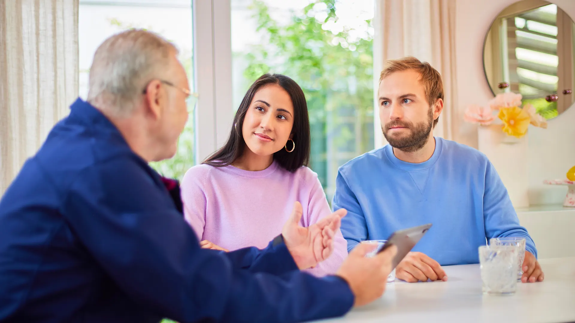 Energieberatung zu Hause durch NEW Energie Ein junges Paar erhält eine Energieberatung zu Hause durch einen Mitarbeiter der NEW Energie.