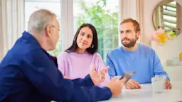Energieberatung zu Hause durch NEW Energie Ein junges Paar erhält eine Energieberatung zu Hause durch einen Mitarbeiter der NEW Energie.