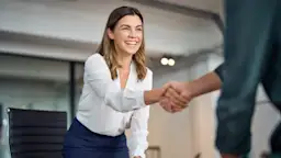 Geschäftspartner schließen einen Vertrag für Gewerbestrom ab Die Geschäftspartner schütteln ihre Hände und schließen einen Vertrag für Gewerbestrom ab.