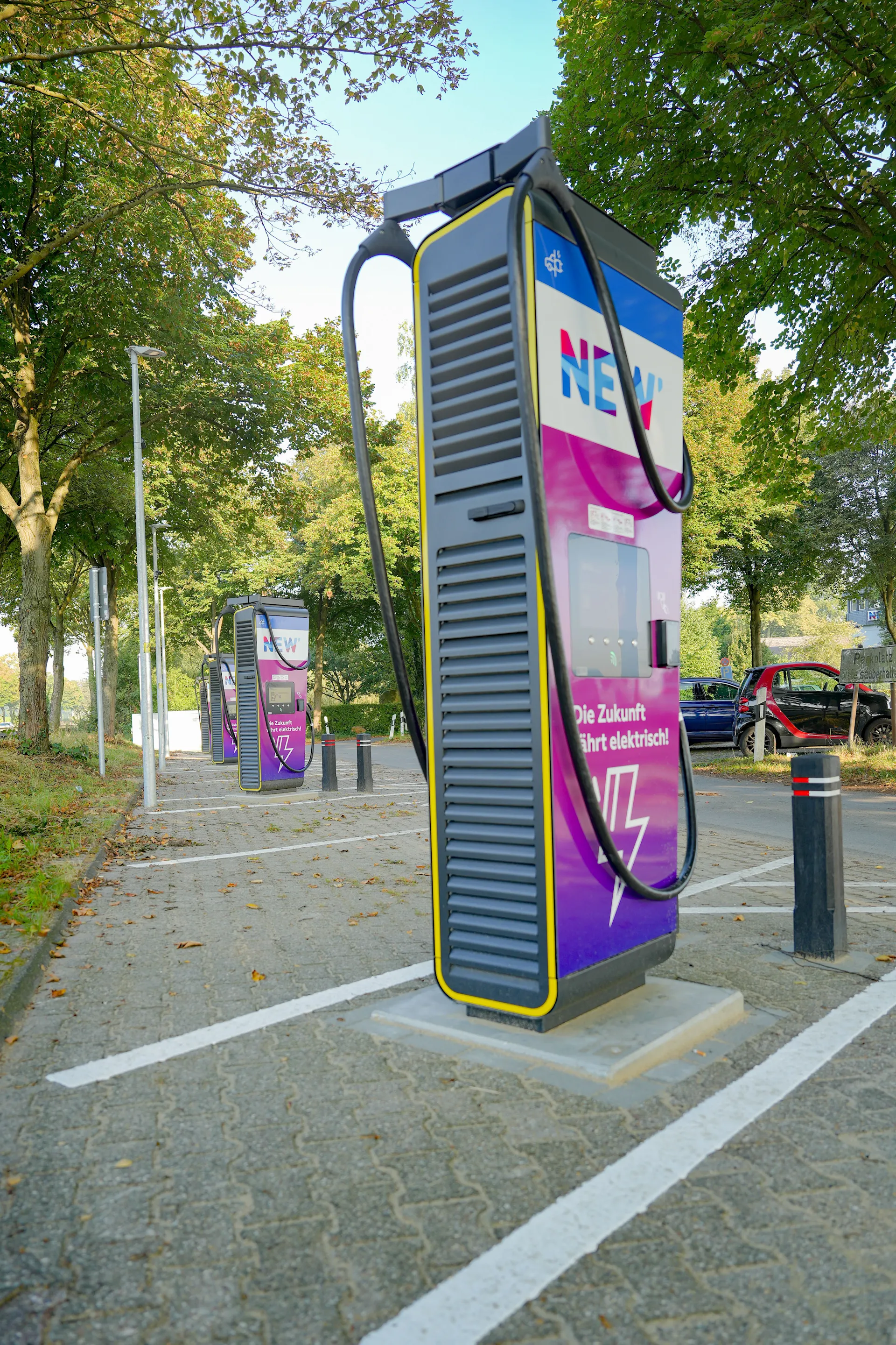 Öffentliche E-Ladesäulen der NEW Energie Auf einem öffentlichen Parkplatz stehen mehrere Ladesäulen der NEW Energie.