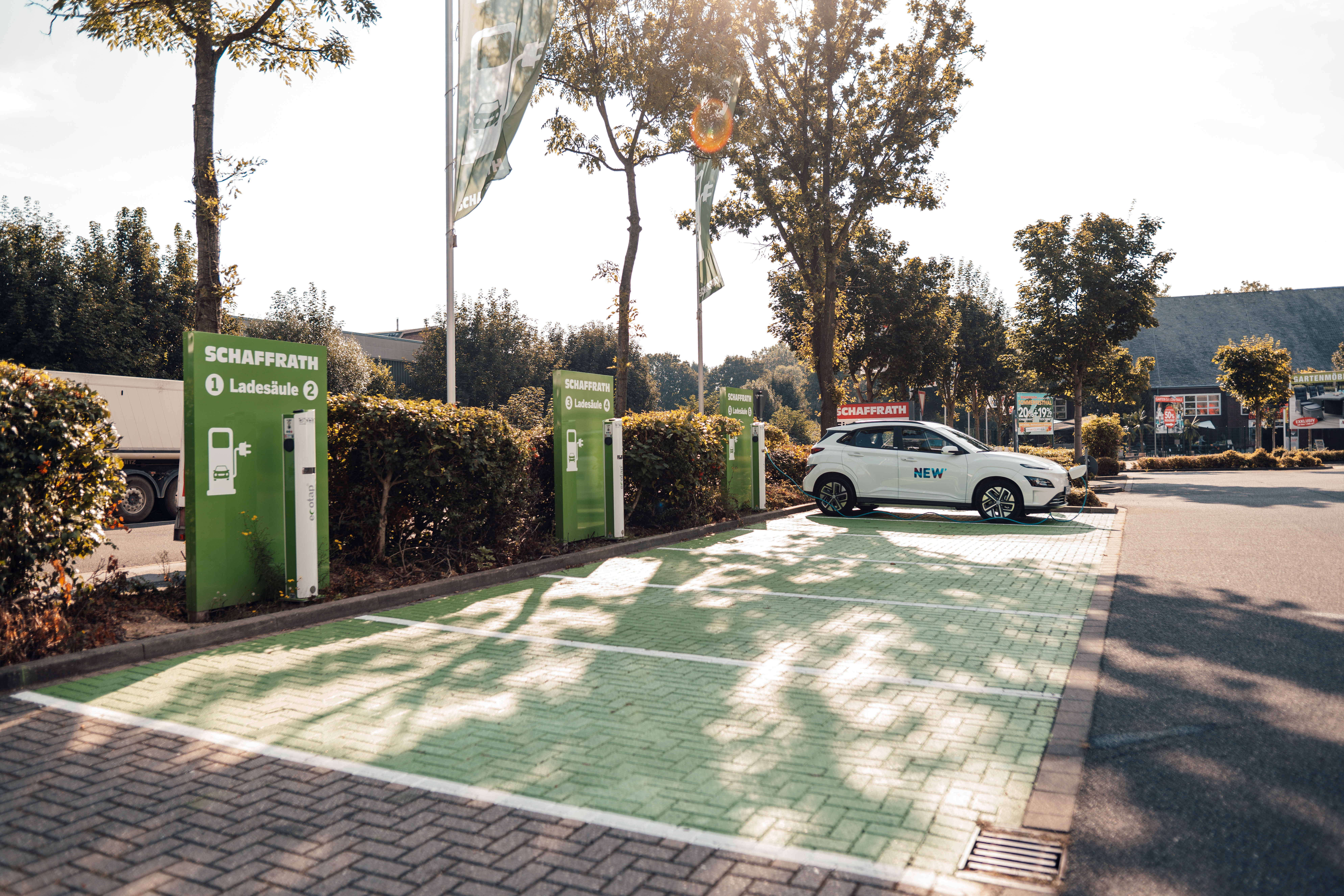 Das sind Parkplätze der NEW, an den E-Autos aufgeladen werden können.