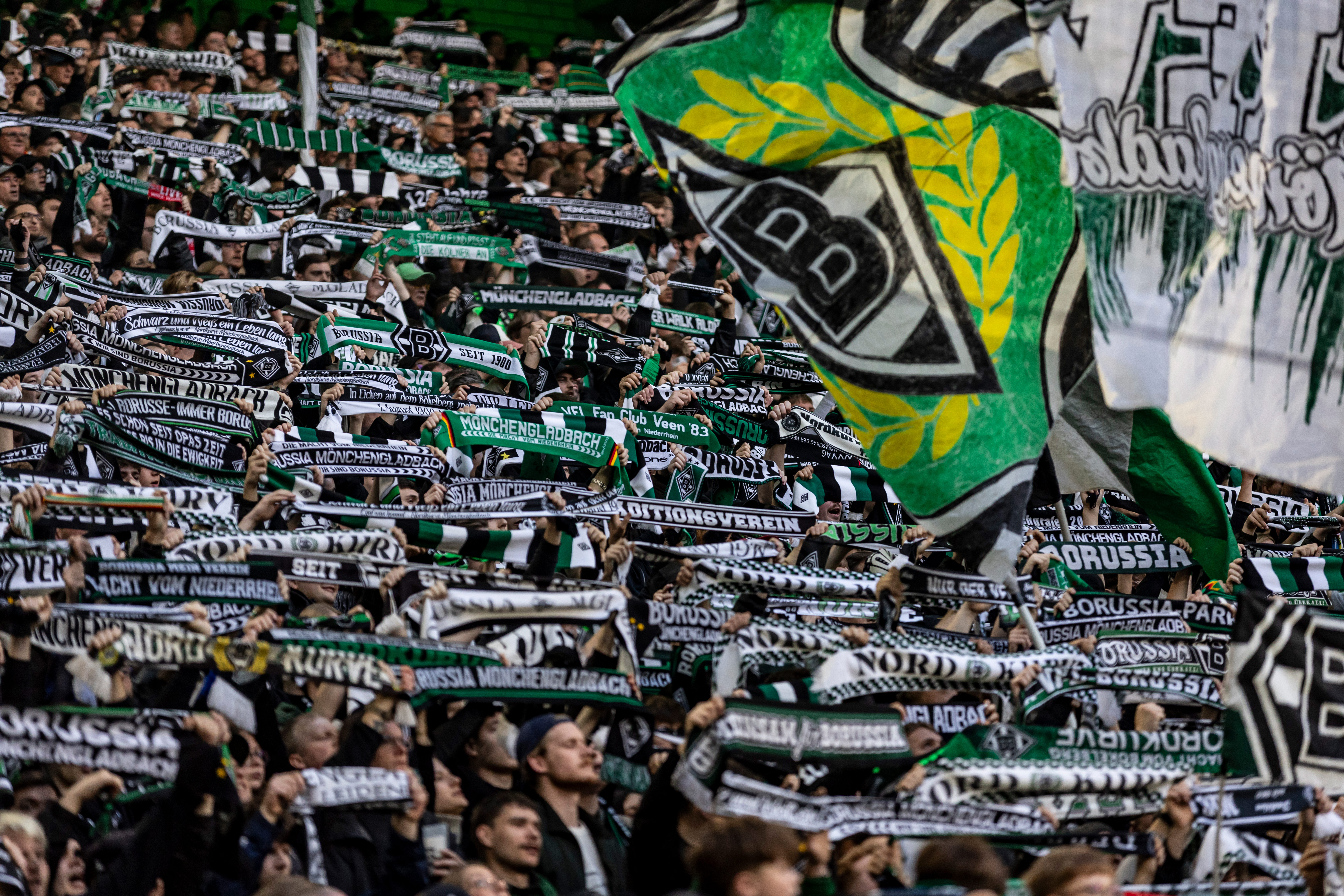 Fans der Nordkurve von Borussia Mönchengladbach feiern einen Heimsieg. Energie kommt von der NEW Energie.