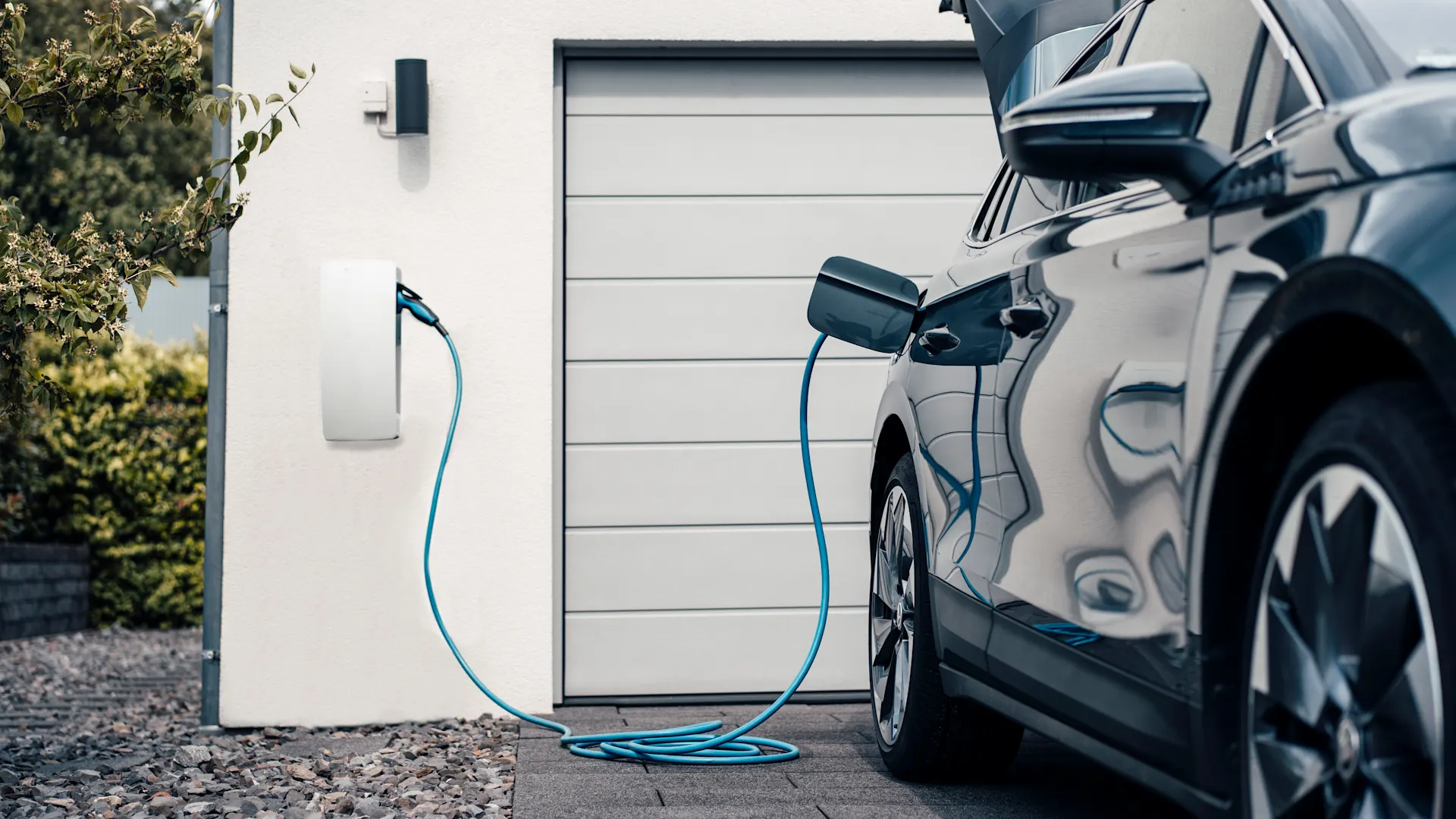 Günstig vor der Haustür E-Laden Das Auto wird auf der Einfahrt günstig mit Strom der NEW Energie geladen.