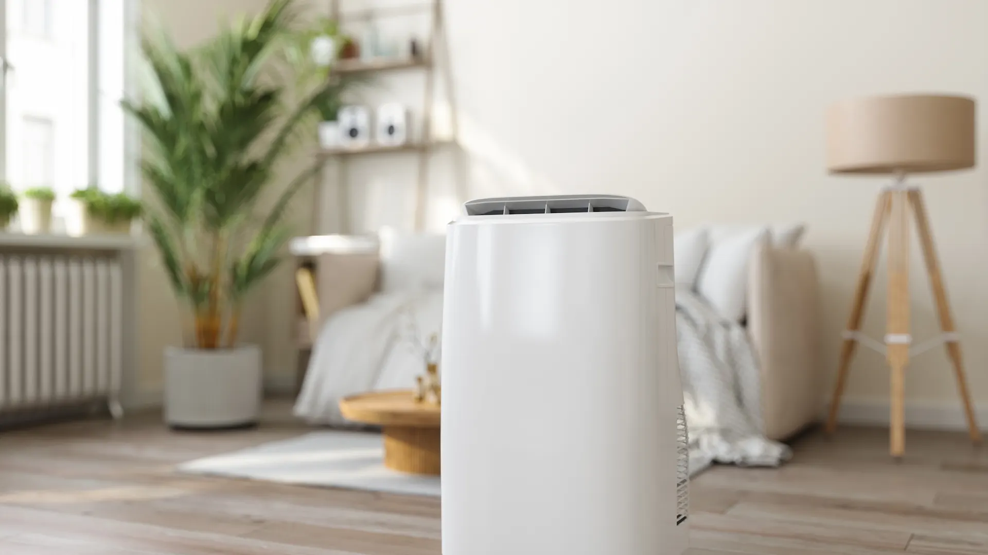Mobile Klimaanlage Eine mobile Klimaanlage steht in einem Wohnzimmer. Sie dient zur flexiblen Kühlung ohne feste Installation.