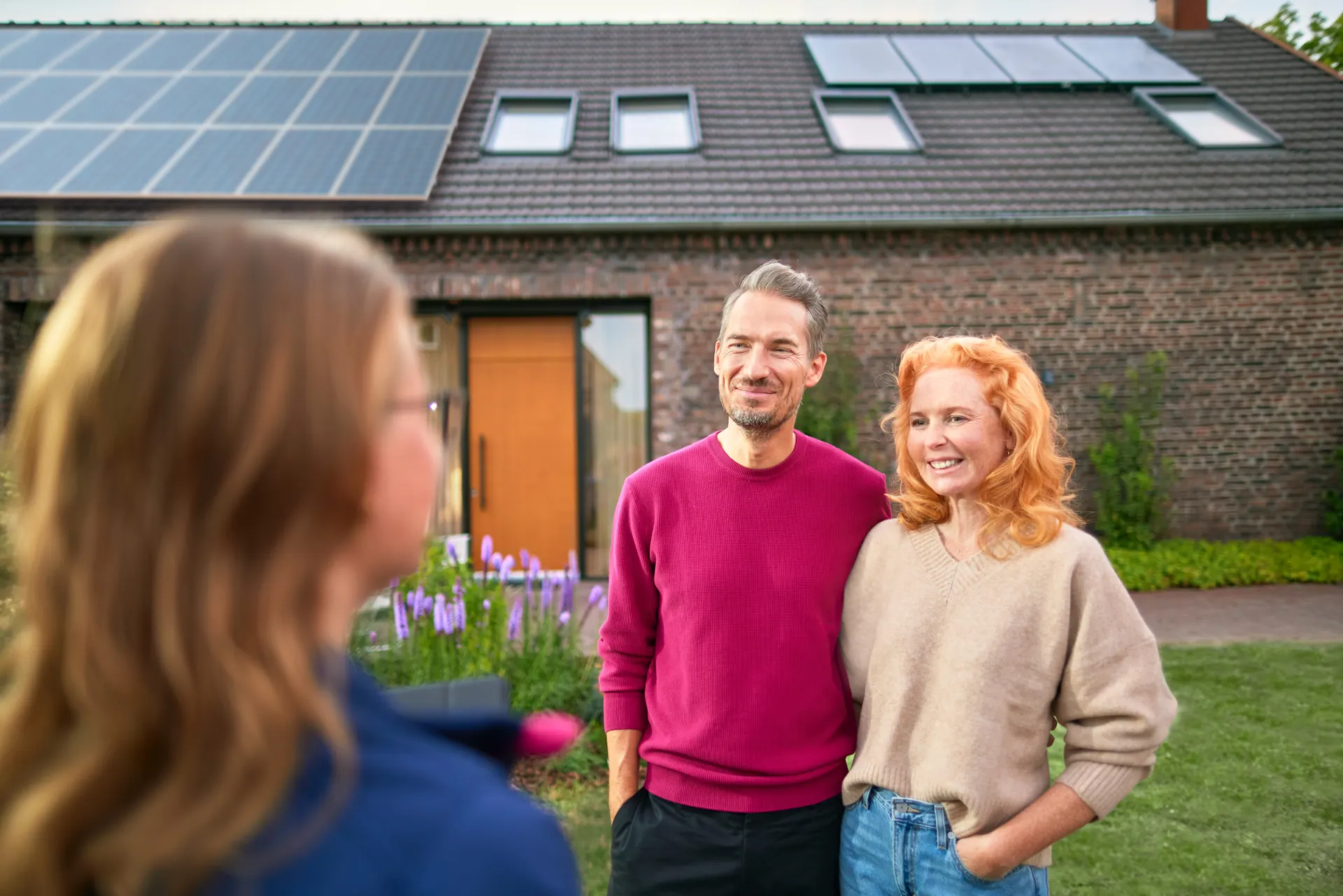 Eine NEW Mitarbeiterin besucht Kunden an ihrem Einfamilienhaus. Sie werden zu ihrer PV-Anlage beraten.