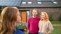 Übergabe der Photovoltaik Anlage NEW Energie Stromerzeugung Oekostrom Solaranlage Eine NEW Mitarbeiterin besucht Kunden an ihrem Einfamilienhaus. Sie werden zu ihrer PV-Anlage beraten.