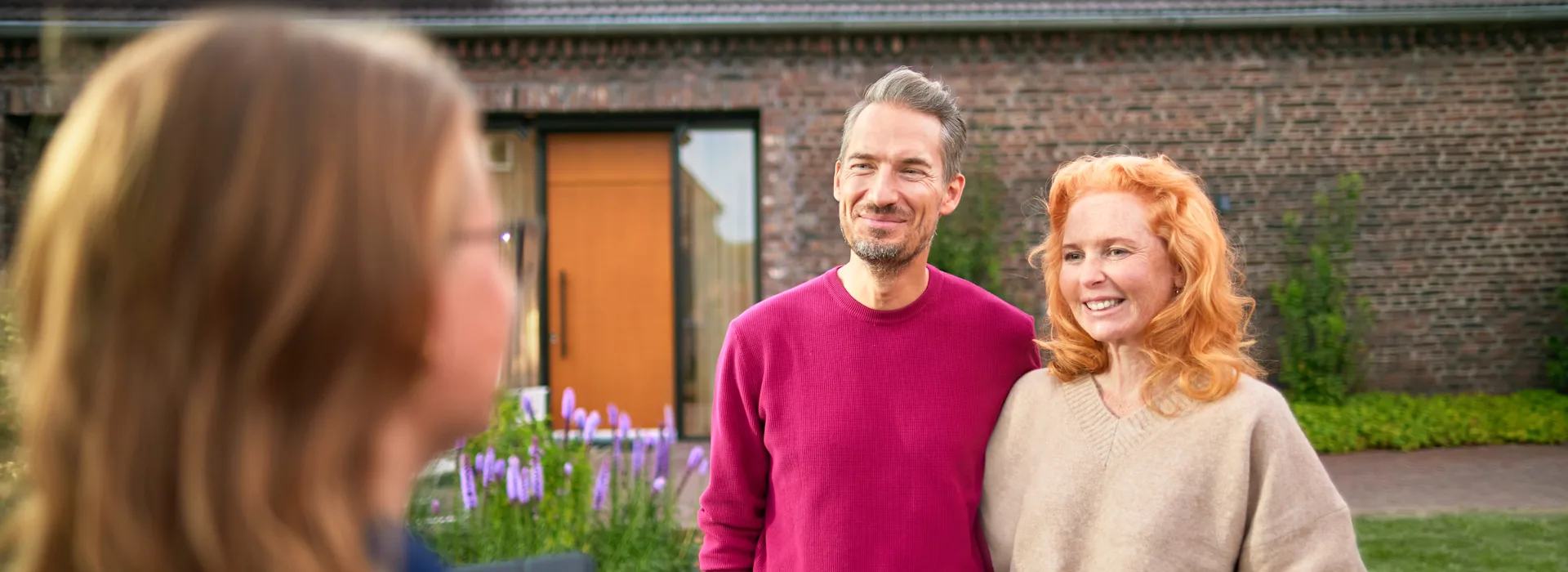 Übergabe der Photovoltaik Anlage NEW Energie Stromerzeugung Oekostrom Solaranlage Eine NEW Mitarbeiterin besucht Kunden an ihrem Einfamilienhaus. Sie werden zu ihrer PV-Anlage beraten.
