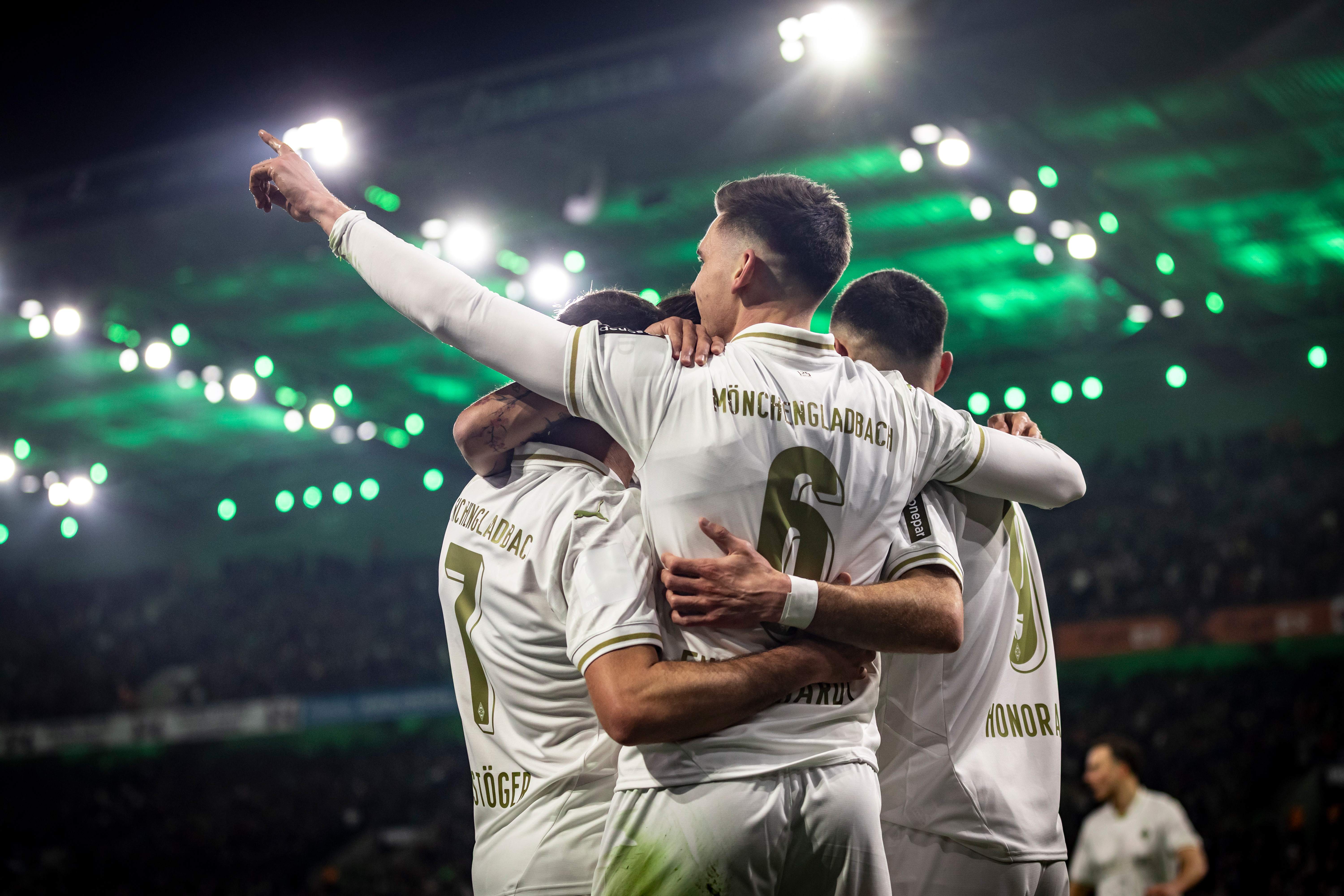 Spieler von Borussia Mönchengladbach freuen sich über einen Heimsieg. Strom kommt von Fohlenstrom.